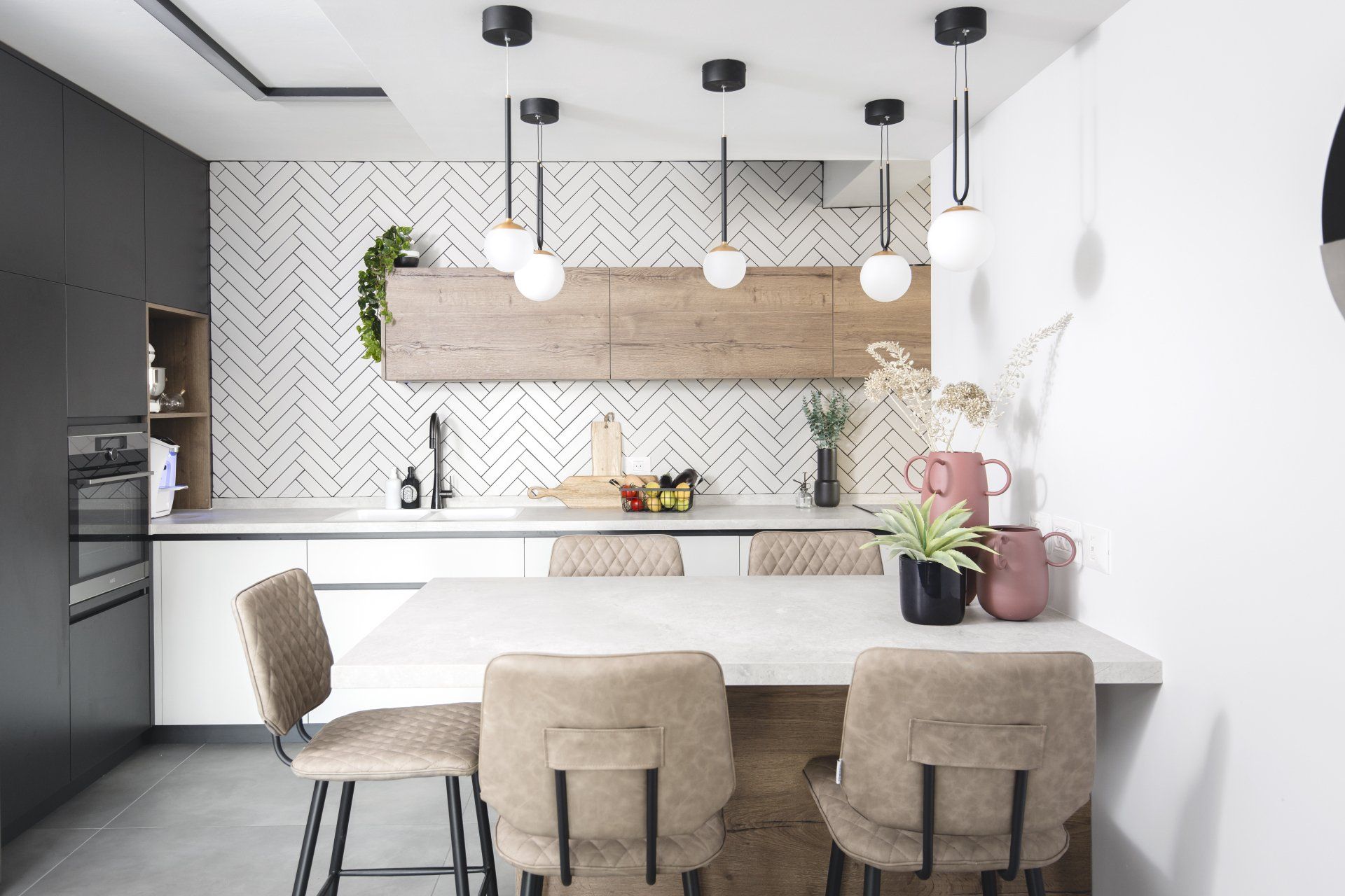 כסאות בר ואי שמתפקד כשולחן אוכל  חלל ציבורי אלגנטי בעיצוב של מעצבת פנים ומלבישה בתים ג׳ני ויאליך jenyvstudio