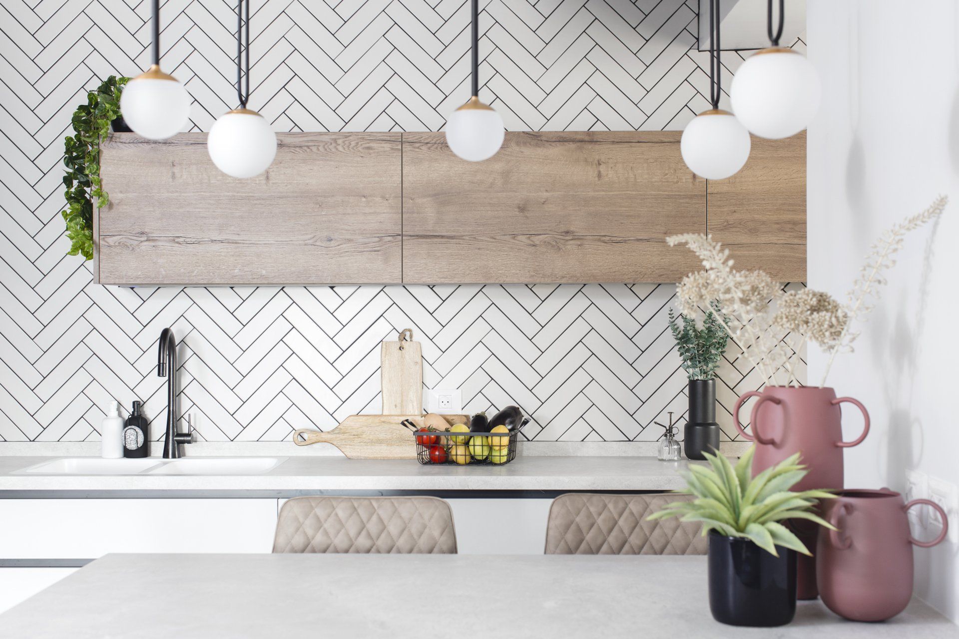 כסאות בר ואי שמתפקד כשולחן אוכל  חלל ציבורי אלגנטי בעיצוב של מעצבת פנים ומלבישה בתים ג׳ני ויאליך jenyvstudio