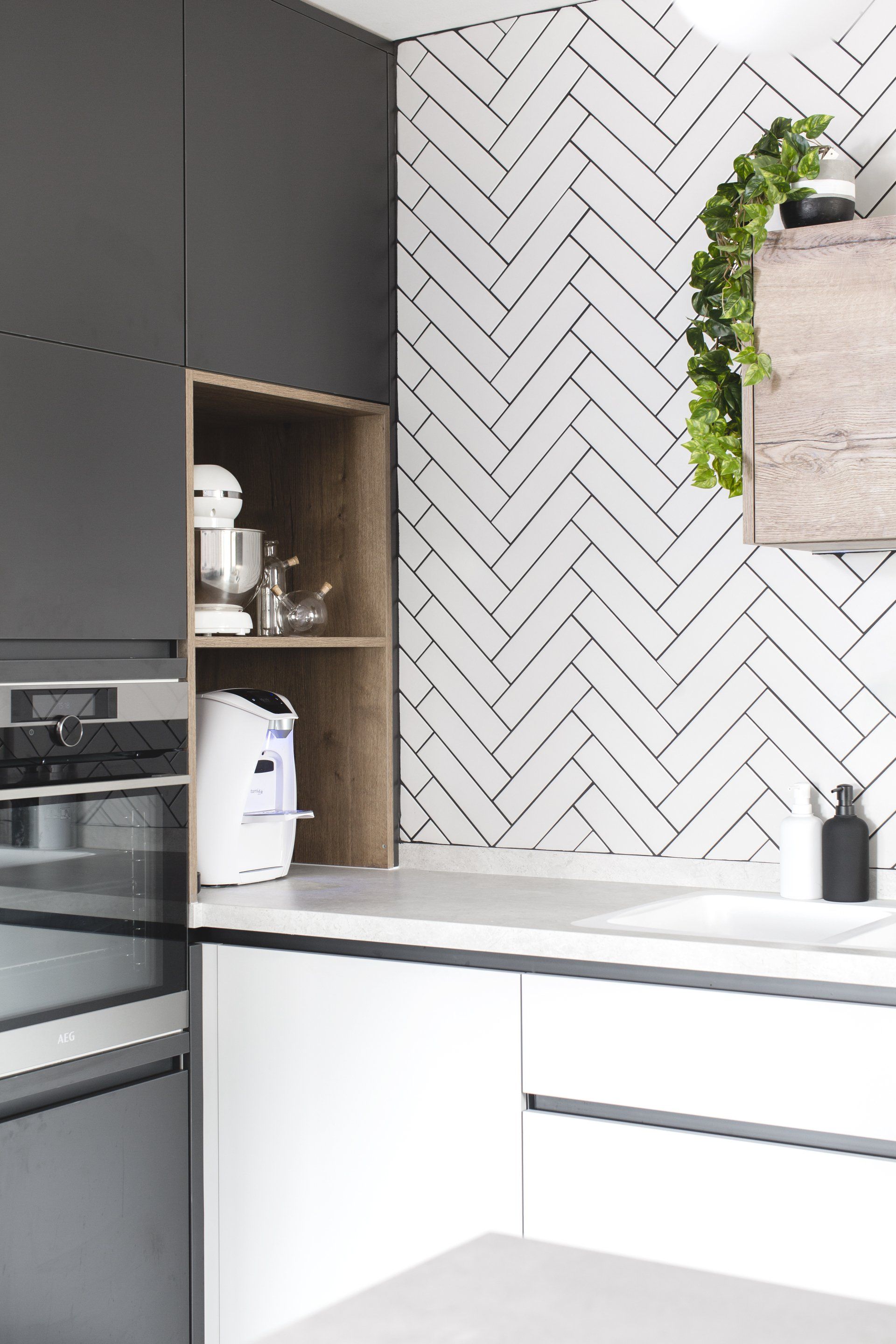 אריח זוויתי בסגנון וינטג׳ סוויטת הורים מרווחת ואלגנטית בגוונים מרגיעים עם אלמנטים של עיצוב  מיוחדים חלל ציבורי אלגנטי בעיצוב של מעצבת פנים ומלבישה בתים ג׳ני ויאליך jenyvstudio