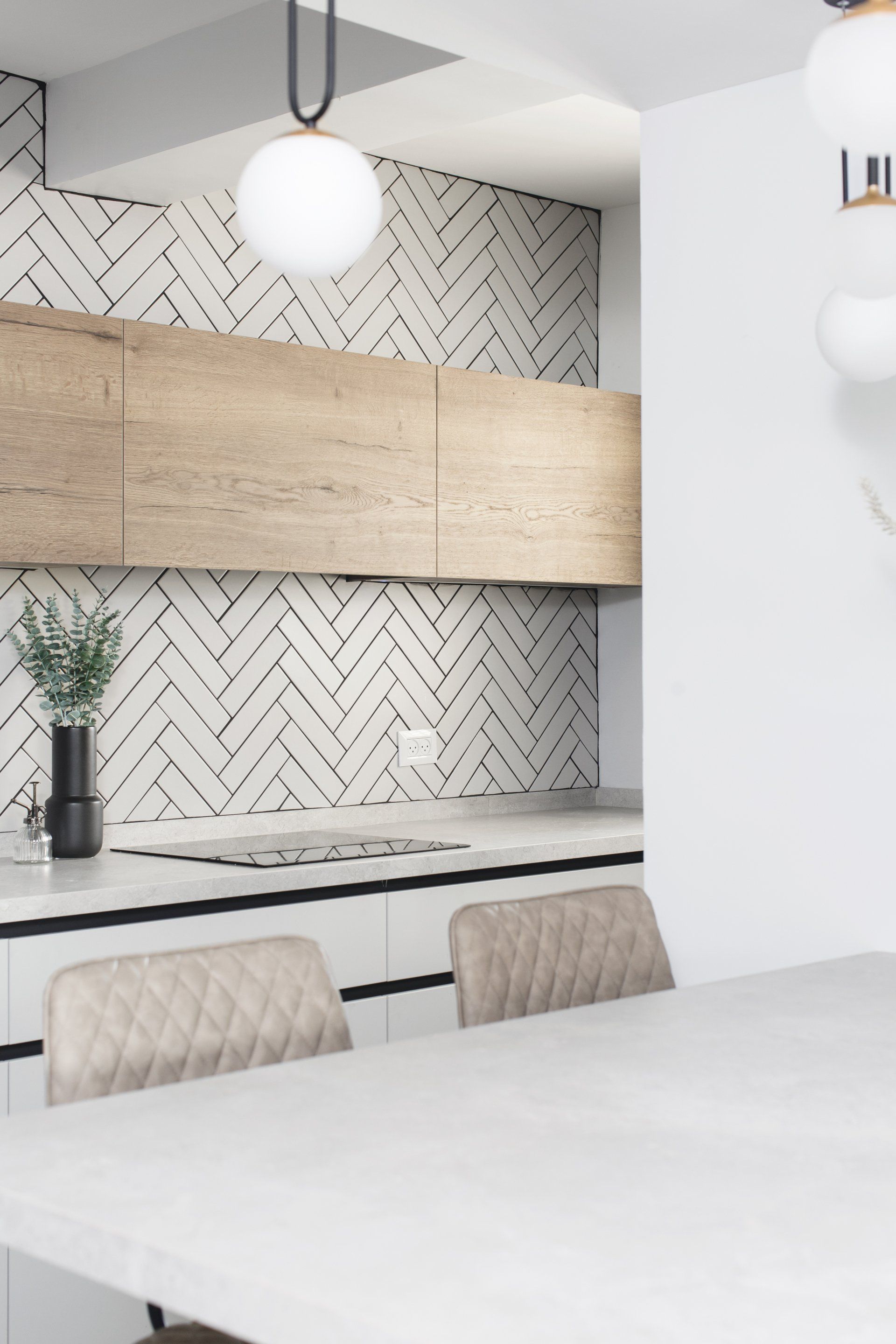 כסאות בר ואי שמתפקד כשולחן אוכל  חלל ציבורי אלגנטי בעיצוב של מעצבת פנים ומלבישה בתים ג׳ני ויאליך jenyvstudio