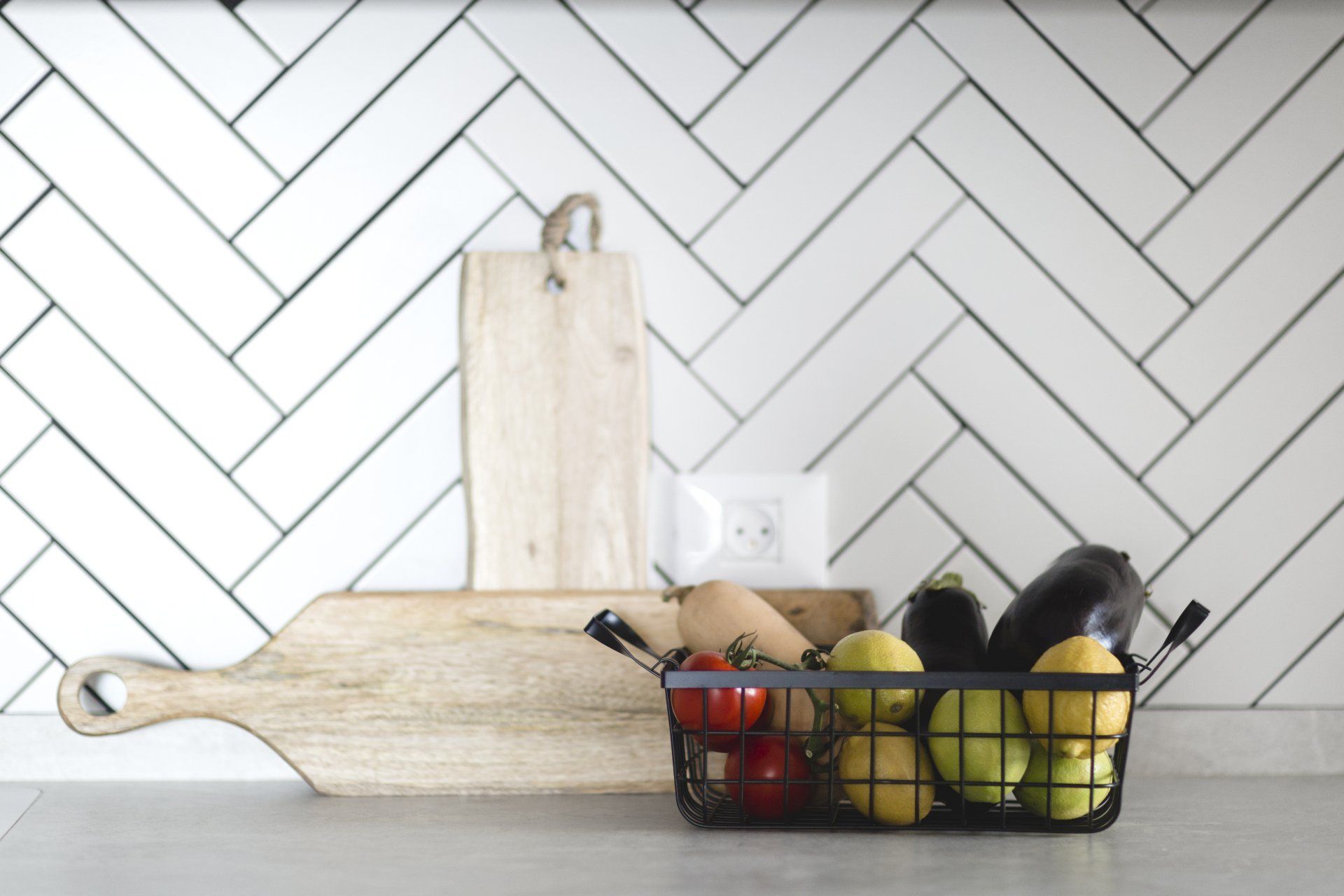 אריח זוויתי בסגנון וינטג׳ סוויטת הורים מרווחת ואלגנטית בגוונים מרגיעים עם אלמנטים של עיצוב  מיוחדים חלל ציבורי אלגנטי בעיצוב של מעצבת פנים ומלבישה בתים ג׳ני ויאליך jenyvstudio