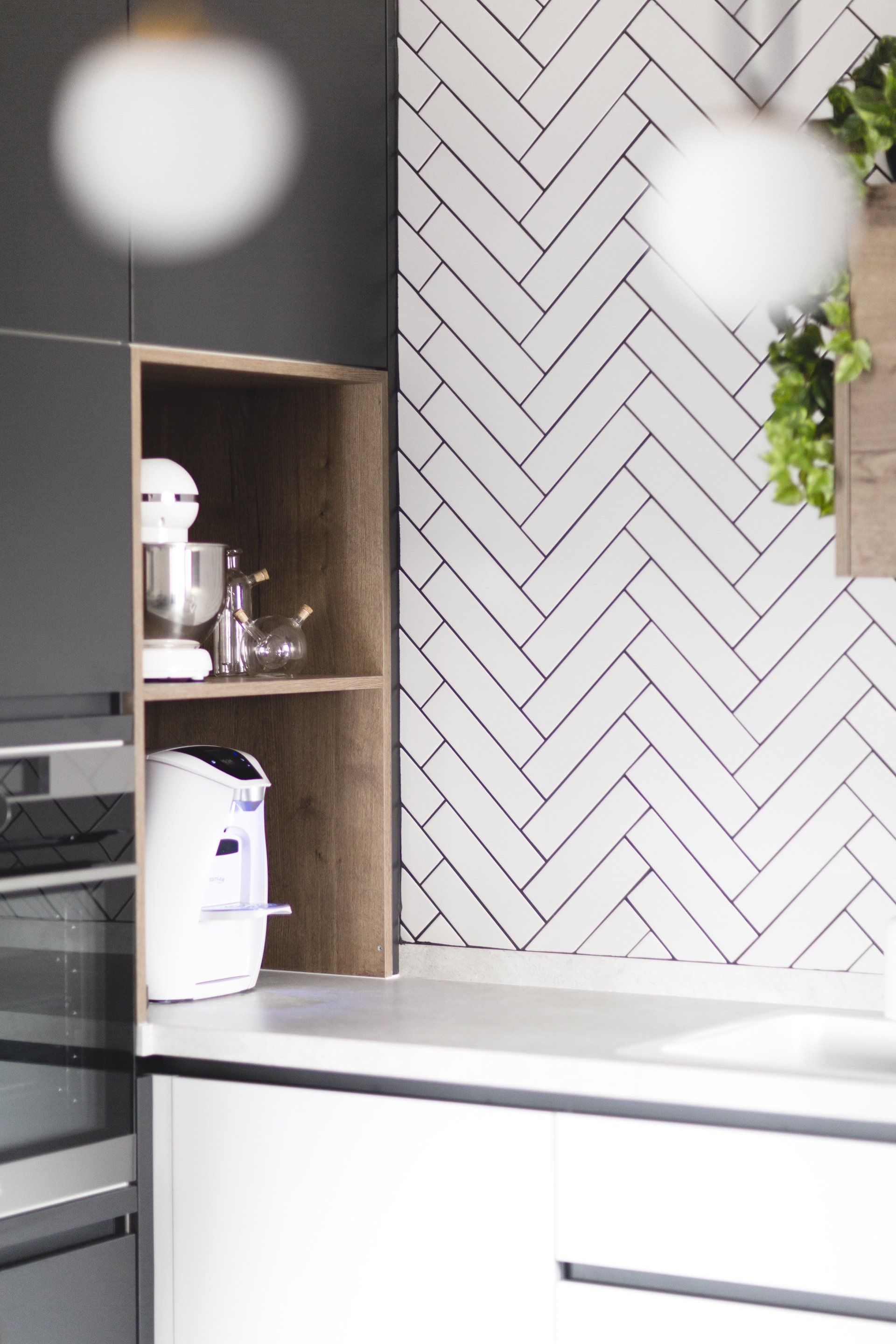 אריח זוויתי בסגנון וינטג׳ סוויטת הורים מרווחת ואלגנטית בגוונים מרגיעים עם אלמנטים של עיצוב  מיוחדים חלל ציבורי אלגנטי בעיצוב של מעצבת פנים ומלבישה בתים ג׳ני ויאליך jenyvstudio