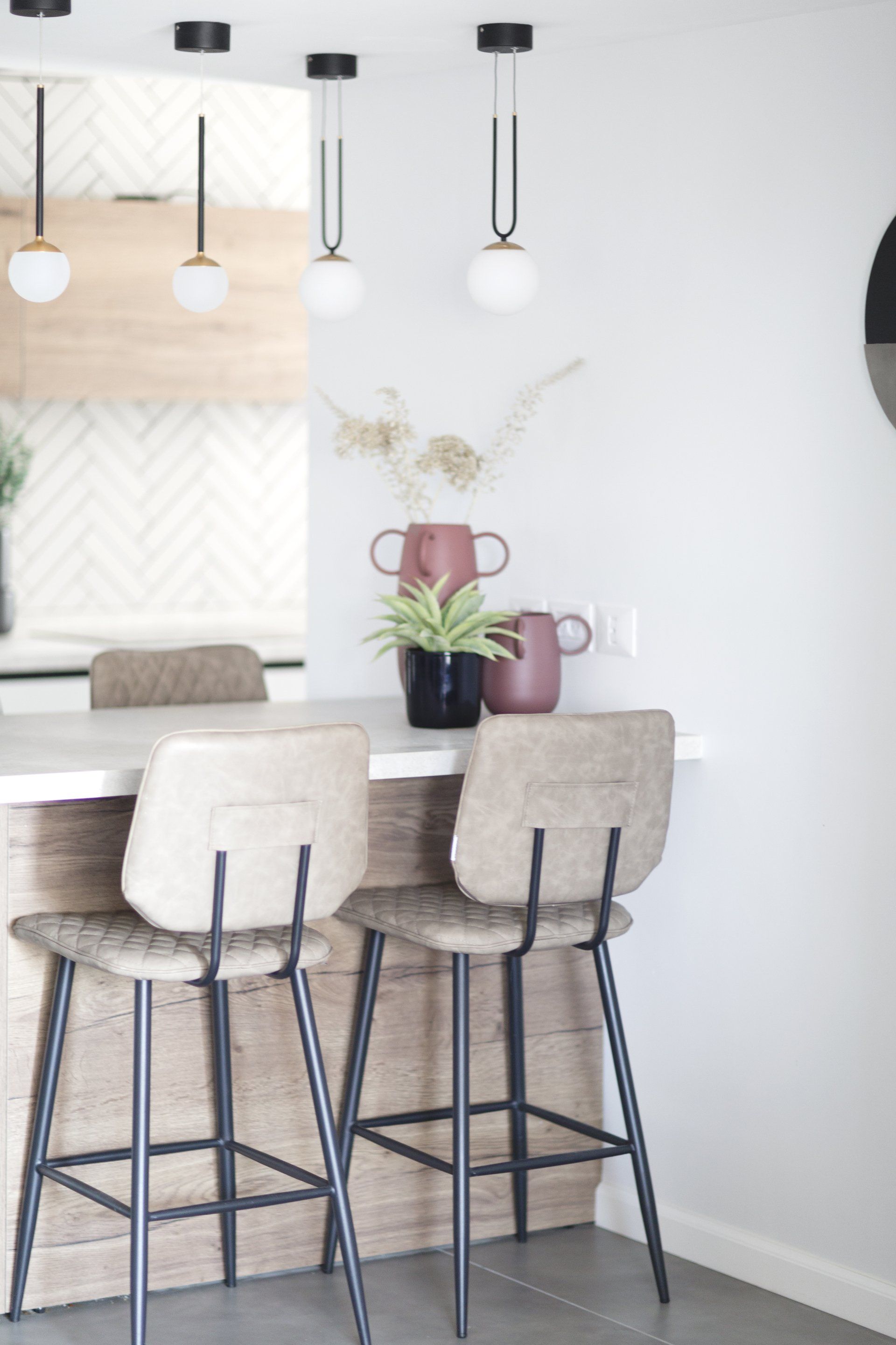 כסאות בר ואי שמתפקד כשולחן אוכל  חלל ציבורי אלגנטי בעיצוב של מעצבת פנים ומלבישה בתים ג׳ני ויאליך jenyvstudio