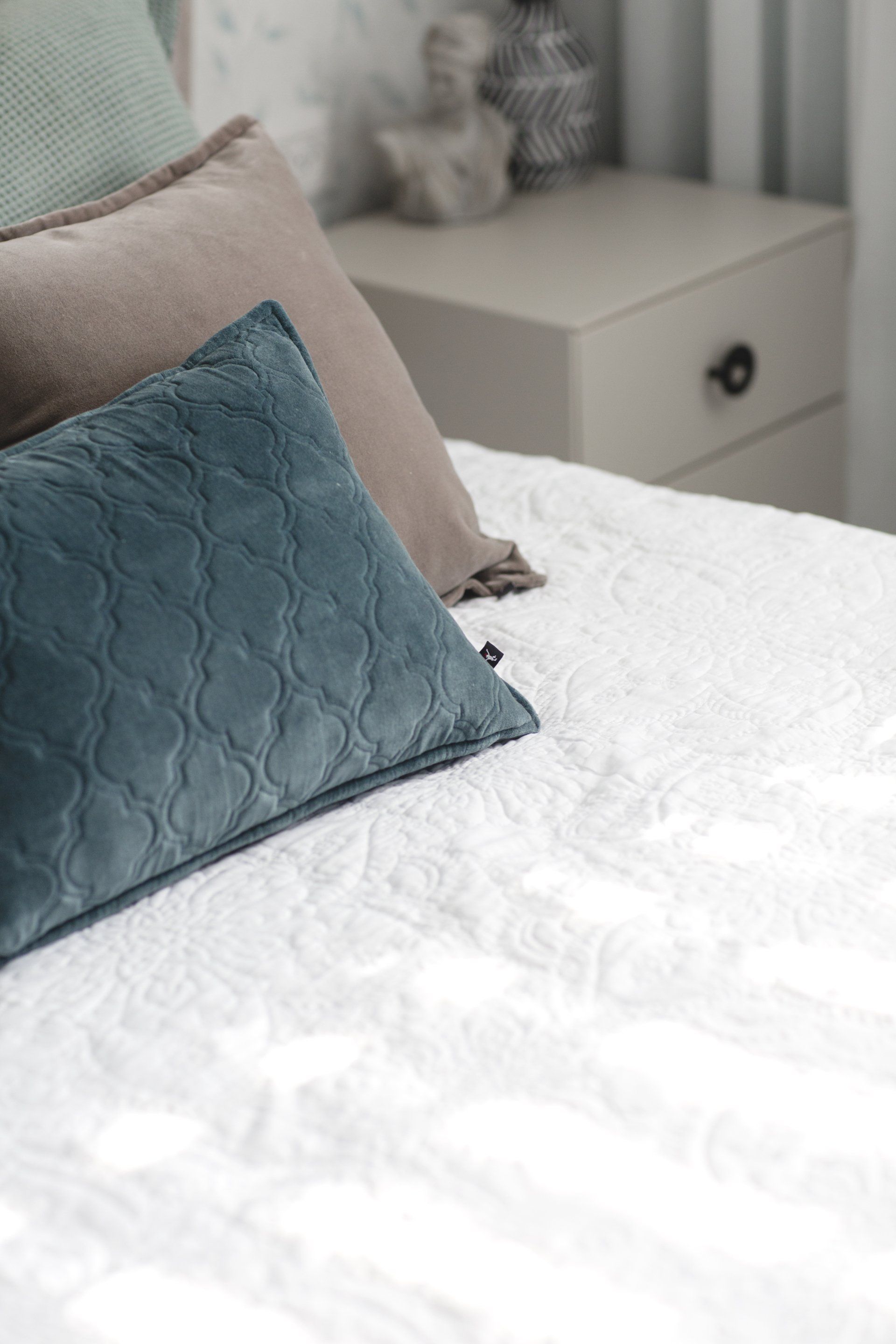 כריות נוי קטיפה בגווני ים ומוקה  לישון בסוויטה פסטלית בעיצוב של מעצבת פנים ומלבישה בתים ג׳ני ויאליך jenyvstudio