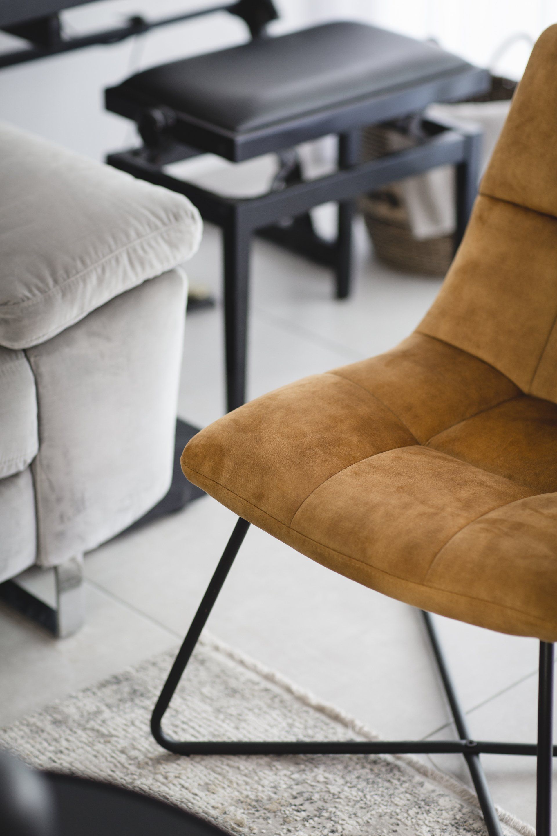 הלבשת חלל סלון ומטבח בגווני אפור שחור וחרדל. שפע של צמחים.  שחור-אפור וכל מה שבניהם בעיצוב של מעצבת פנים ומלבישה בתים ג׳ני ויאליך jenyvstudio