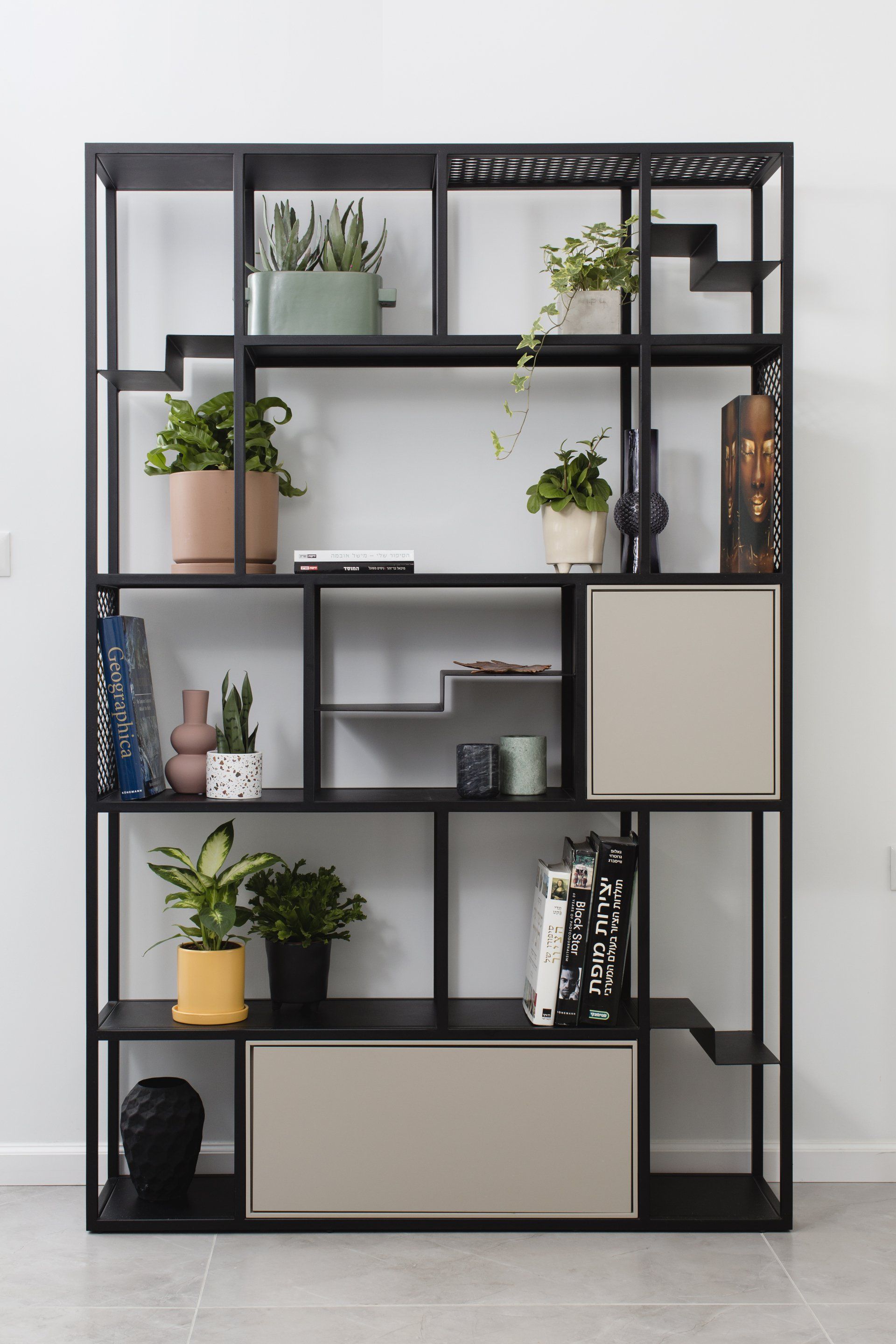 אלמנטים עיצוב בסגנון אינדסטריאל שיפוץ דירת קבלן, שיפוץ בית מלא. סלון, חדרי שינה, חדרי ילדים, חדרי הורים, אמבטיה ומקלחת. שילוב של רהיטים קיימים בעיצוב החדש שיפוץ קומפלט בעיצוב של מעצבת פנים ומלבישה בתים ג׳ני ויאליך jenyvstudio