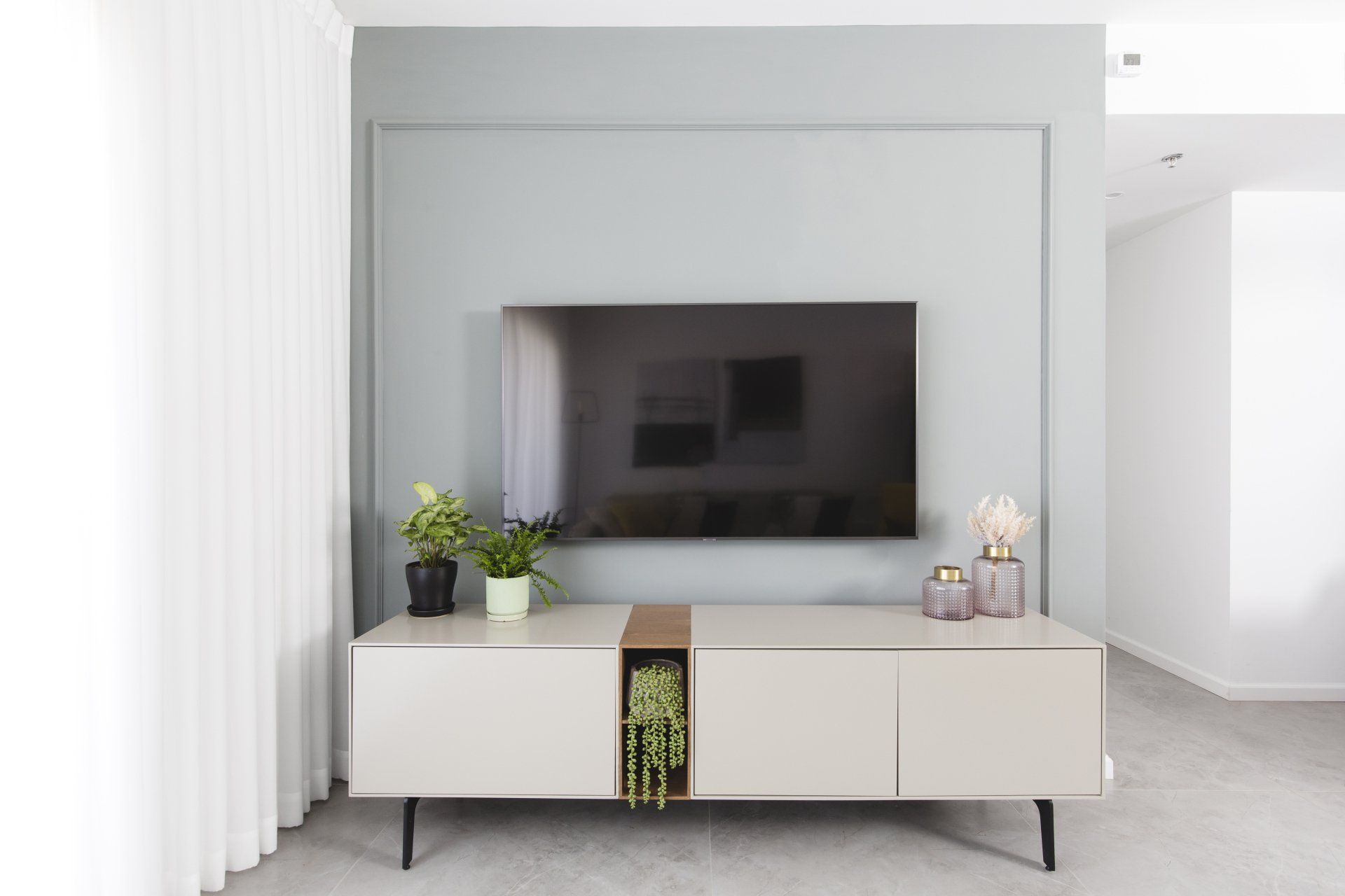 שיפוץ דירת קבלן, שיפוץ בית מלא. סלון, חדרי שינה, חדרי ילדים, חדרי הורים, אמבטיה ומקלחת. שילוב של רהיטים קיימים בעיצוב החדש שיפוץ קומפלט בעיצוב של מעצבת פנים ומלבישה בתים ג׳ני ויאליך jenyvstudio