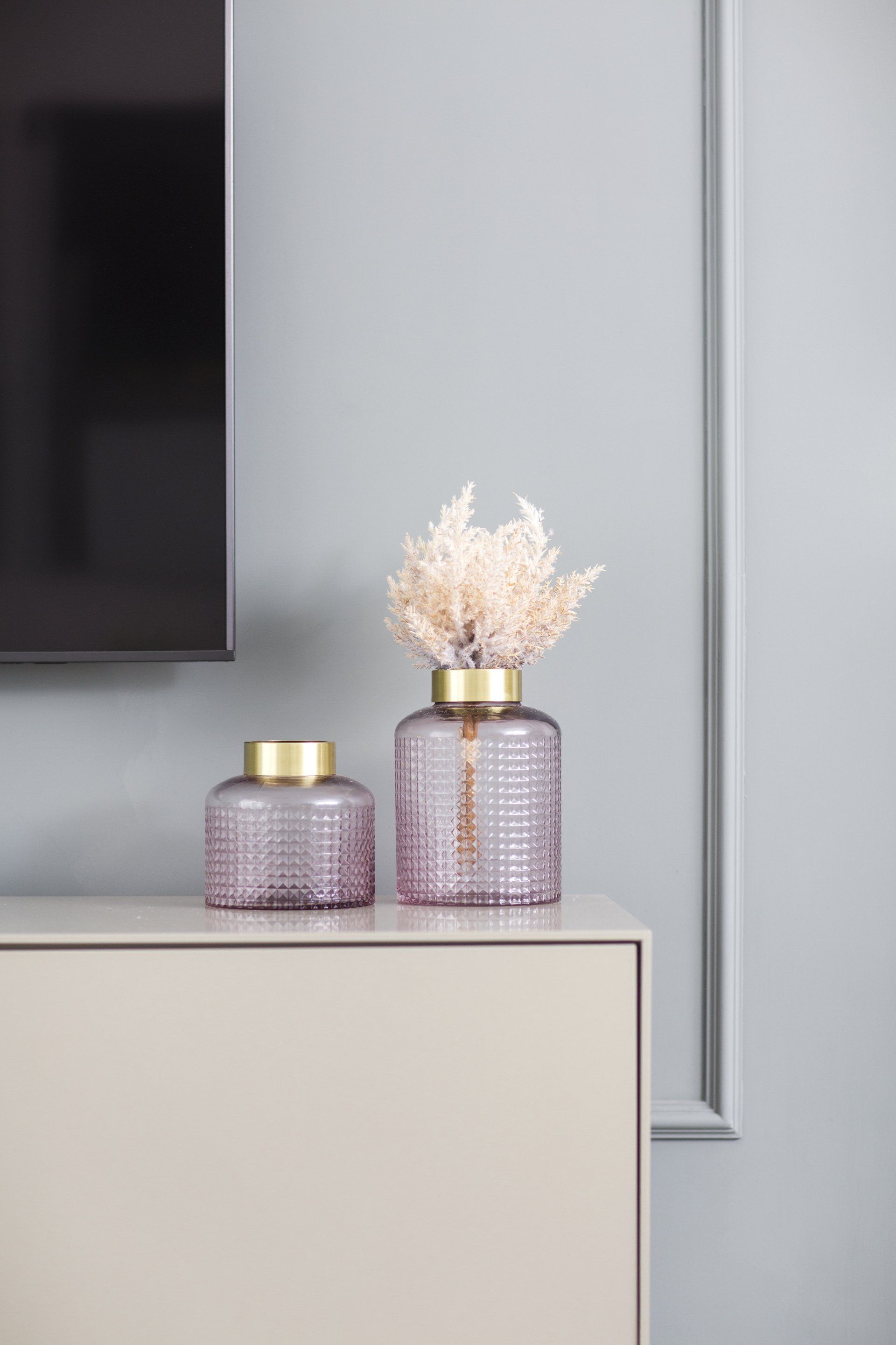 שיפוץ דירת קבלן, שיפוץ בית מלא. סלון, חדרי שינה, חדרי ילדים, חדרי הורים, אמבטיה ומקלחת. שילוב של רהיטים קיימים בעיצוב החדש שיפוץ קומפלט בעיצוב של מעצבת פנים ומלבישה בתים ג׳ני ויאליך jenyvstudio