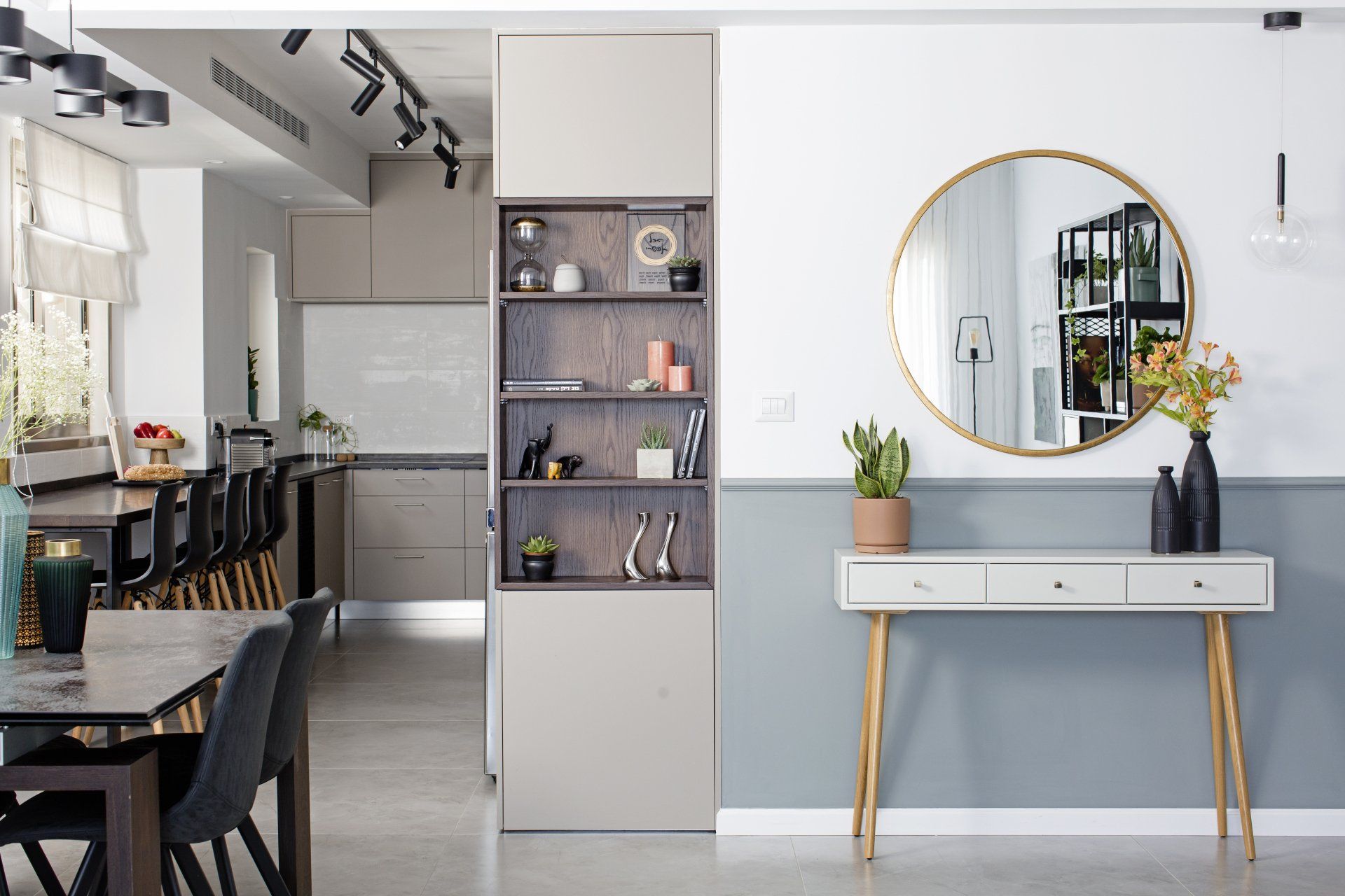 שיפוץ דירת קבלן, שיפוץ בית מלא. סלון, חדרי שינה, חדרי ילדים, חדרי הורים, אמבטיה ומקלחת. שילוב של רהיטים קיימים בעיצוב החדש שיפוץ קומפלט בעיצוב של מעצבת פנים ומלבישה בתים ג׳ני ויאליך jenyvstudio