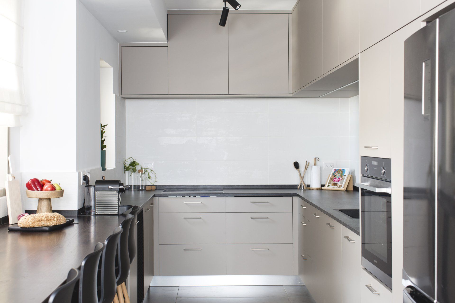 שיפוץ דירת קבלן, שיפוץ בית מלא. סלון, חדרי שינה, חדרי ילדים, חדרי הורים, אמבטיה ומקלחת. שילוב של רהיטים קיימים בעיצוב החדש שיפוץ קומפלט בעיצוב של מעצבת פנים ומלבישה בתים ג׳ני ויאליך jenyvstudio