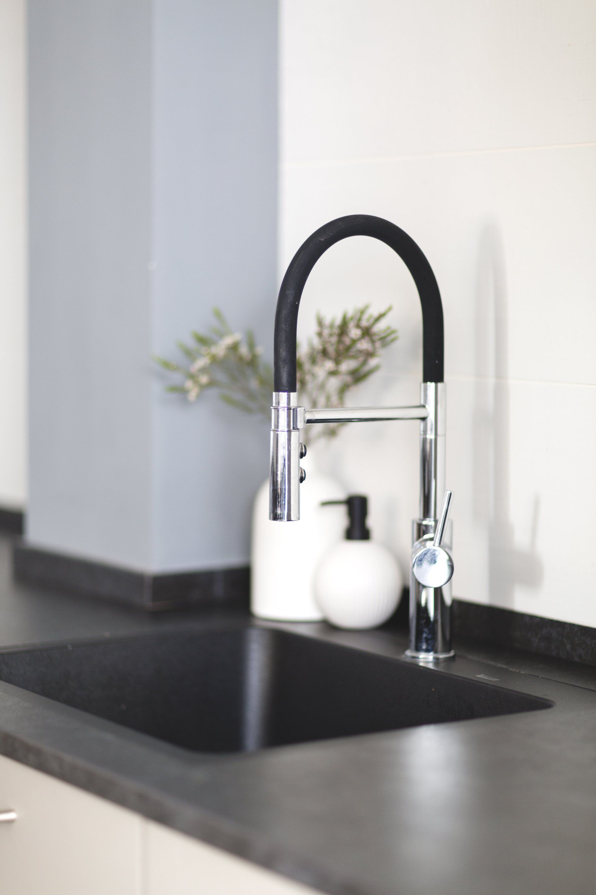 שיפוץ דירת קבלן, שיפוץ בית מלא. סלון, חדרי שינה, חדרי ילדים, חדרי הורים, אמבטיה ומקלחת. שילוב של רהיטים קיימים בעיצוב החדש שיפוץ קומפלט בעיצוב של מעצבת פנים ומלבישה בתים ג׳ני ויאליך jenyvstudio