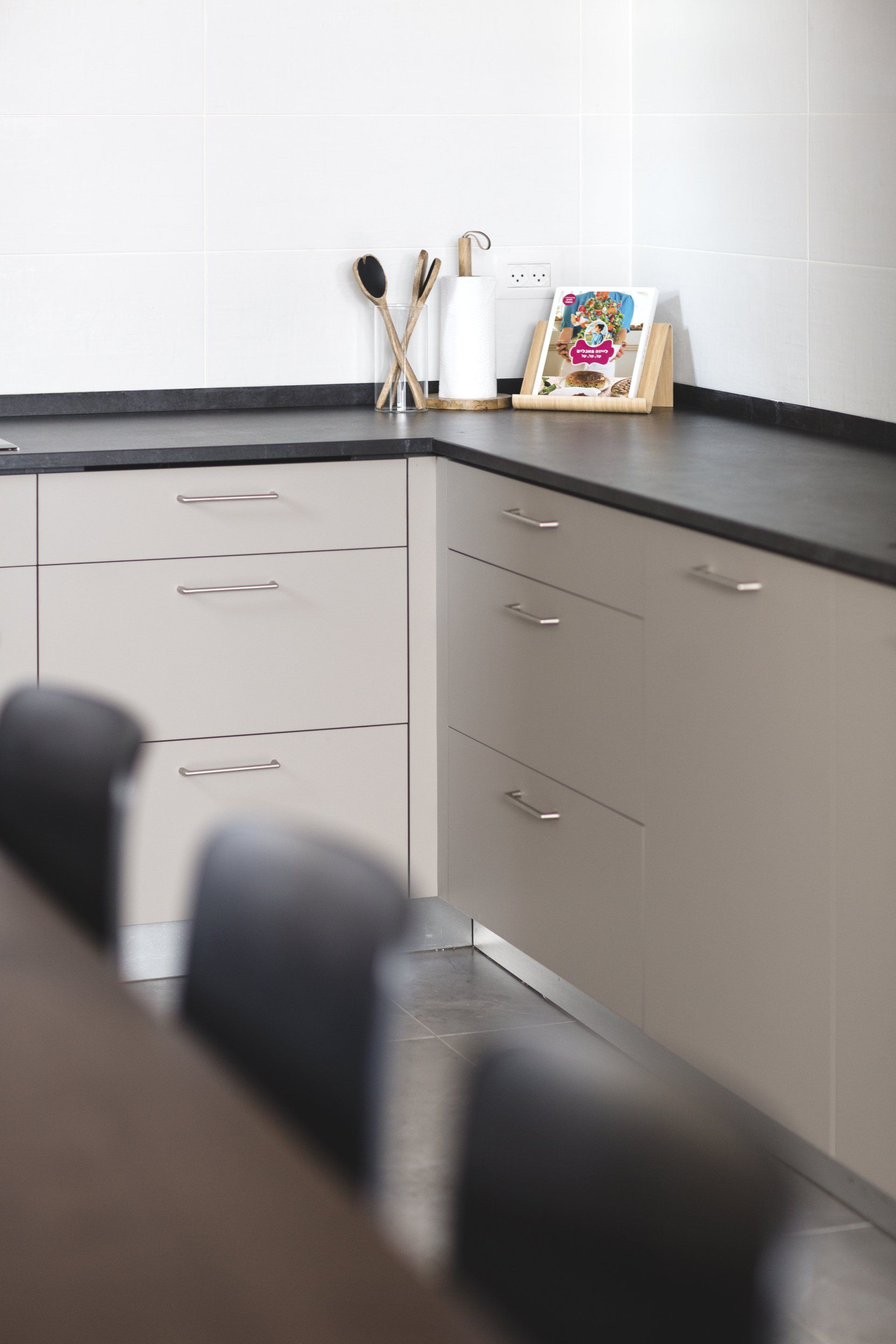 שיפוץ דירת קבלן, שיפוץ בית מלא. סלון, חדרי שינה, חדרי ילדים, חדרי הורים, אמבטיה ומקלחת. שילוב של רהיטים קיימים בעיצוב החדש שיפוץ קומפלט בעיצוב של מעצבת פנים ומלבישה בתים ג׳ני ויאליך jenyvstudio