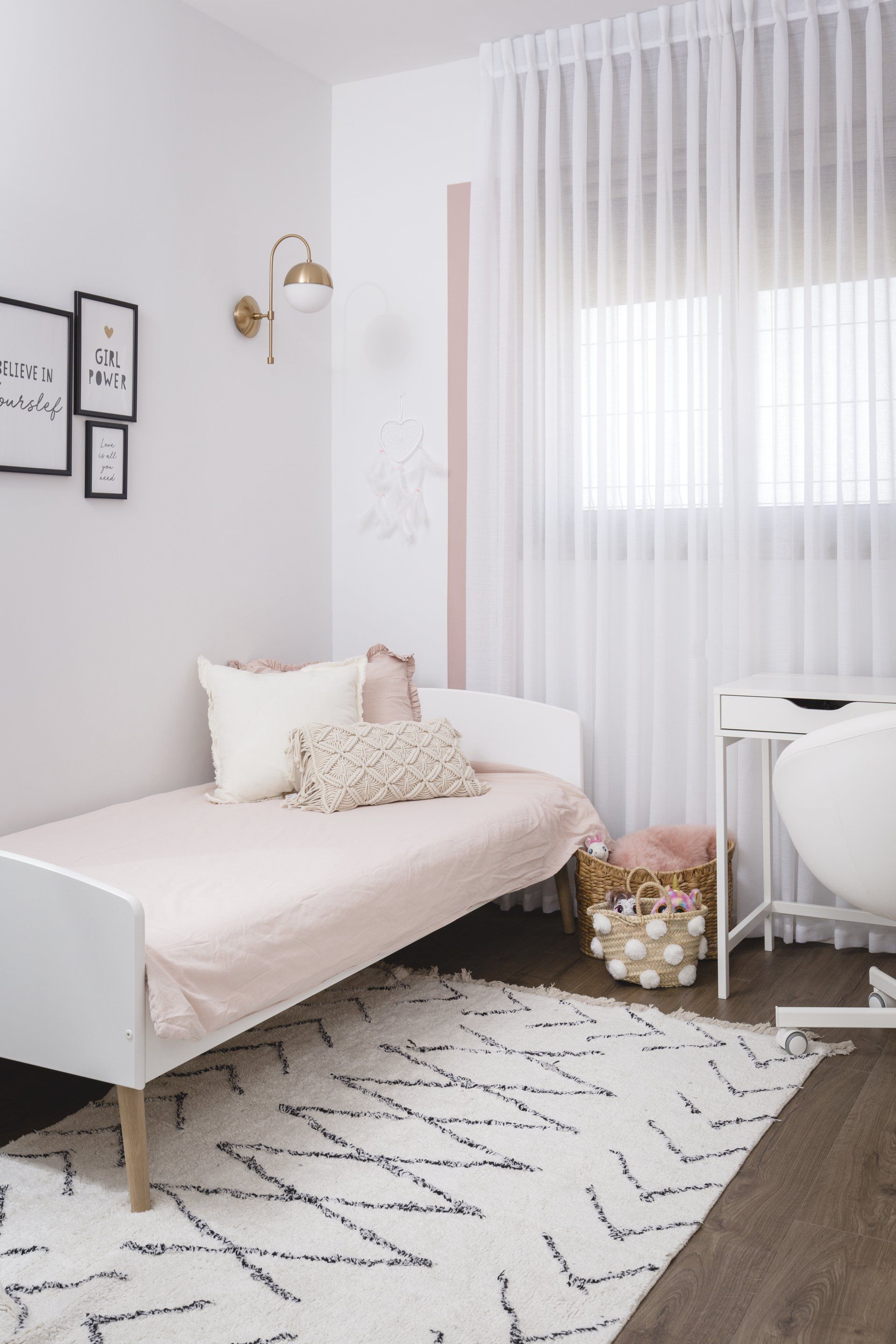 חדר ילדים נשי ועדין בגווני ורוד, משופץ מאפס עם אקססוריז זהב. ורוד ומתוק בעיצוב של מעצבת פנים ומלבישה בתים ג׳ני ויאליך jenyvstudio