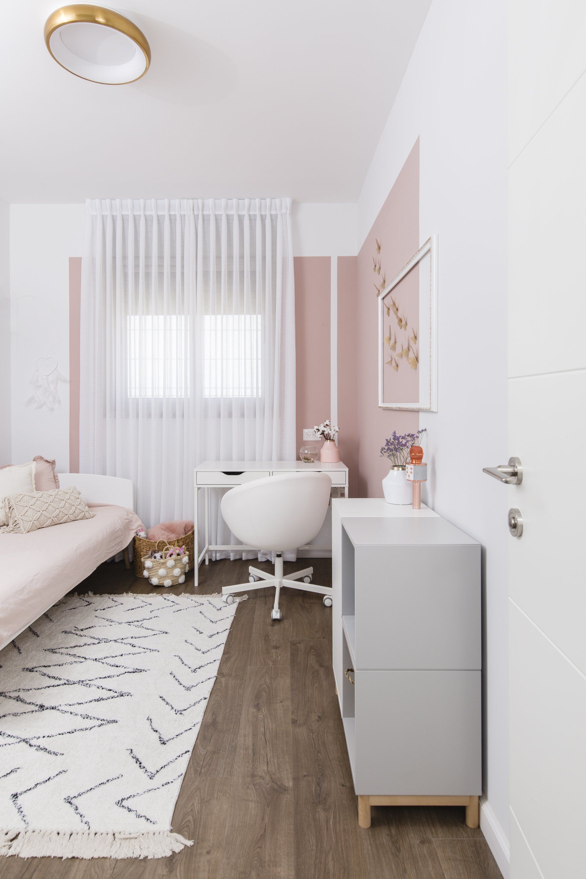 חדר ילדים נשי ועדין בגווני ורוד, משופץ מאפס עם אקססוריז זהב.  שיפוץ דירת קבלן, שיפוץ בית מלא. סלון, חדרי שינה, חדרי ילדים, חדרי הורים, אמבטיה ומקלחת. שילוב של רהיטים קיימים בעיצוב החדש שיפוץ קומפלט בעיצוב של מעצבת פנים ומלבישה בתים ג׳ני ויאליך jenyvstudio