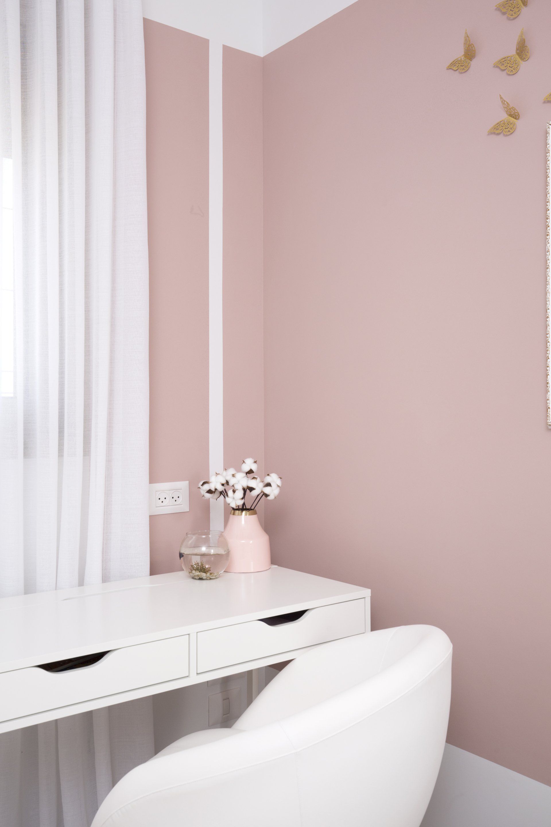 חדר ילדים נשי ועדין בגווני ורוד, משופץ מאפס עם אקססוריז זהב. ורוד ומתוק בעיצוב של מעצבת פנים ומלבישה בתים ג׳ני ויאליך jenyvstudio