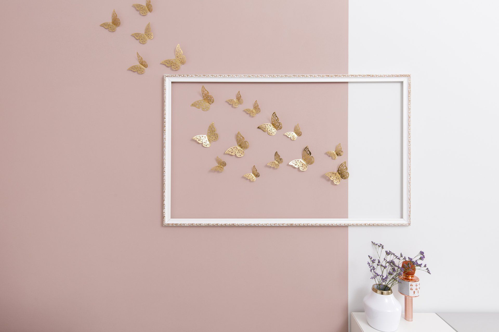 קישוט קיר פרפרים בצבע זהב חדר ילדים נשי ועדין בגווני ורוד, משופץ מאפס עם אקססוריז זהב. ורוד ומתוק בעיצוב של מעצבת פנים ומלבישה בתים ג׳ני ויאליך jenyvstudio