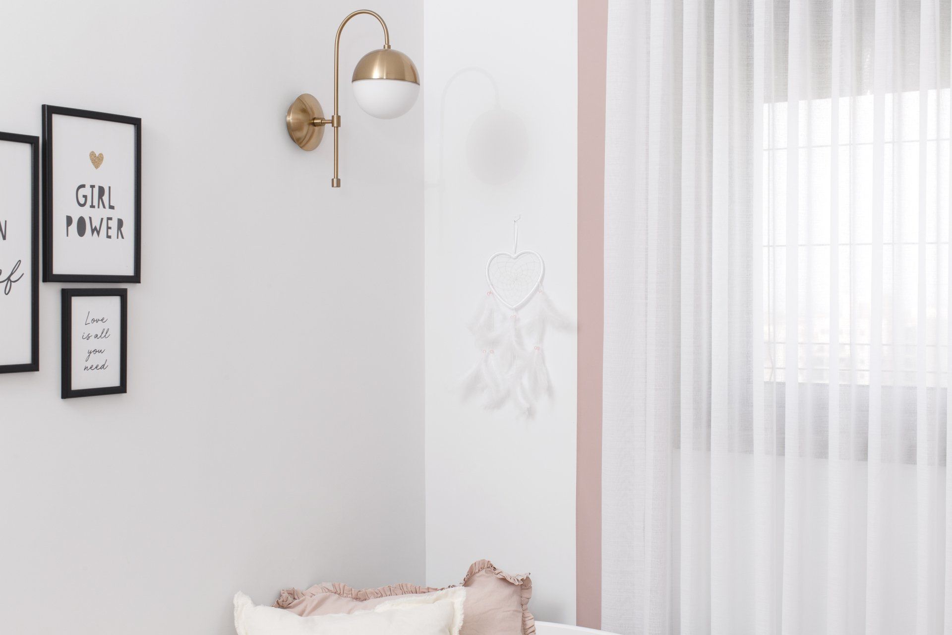 כריות נוי בצבע ורוד דהוי חדר ילדים נשי ועדין בגווני ורוד, משופץ מאפס עם אקססוריז זהב. ורוד ומתוק בעיצוב של מעצבת פנים ומלבישה בתים ג׳ני ויאליך jenyvstudio