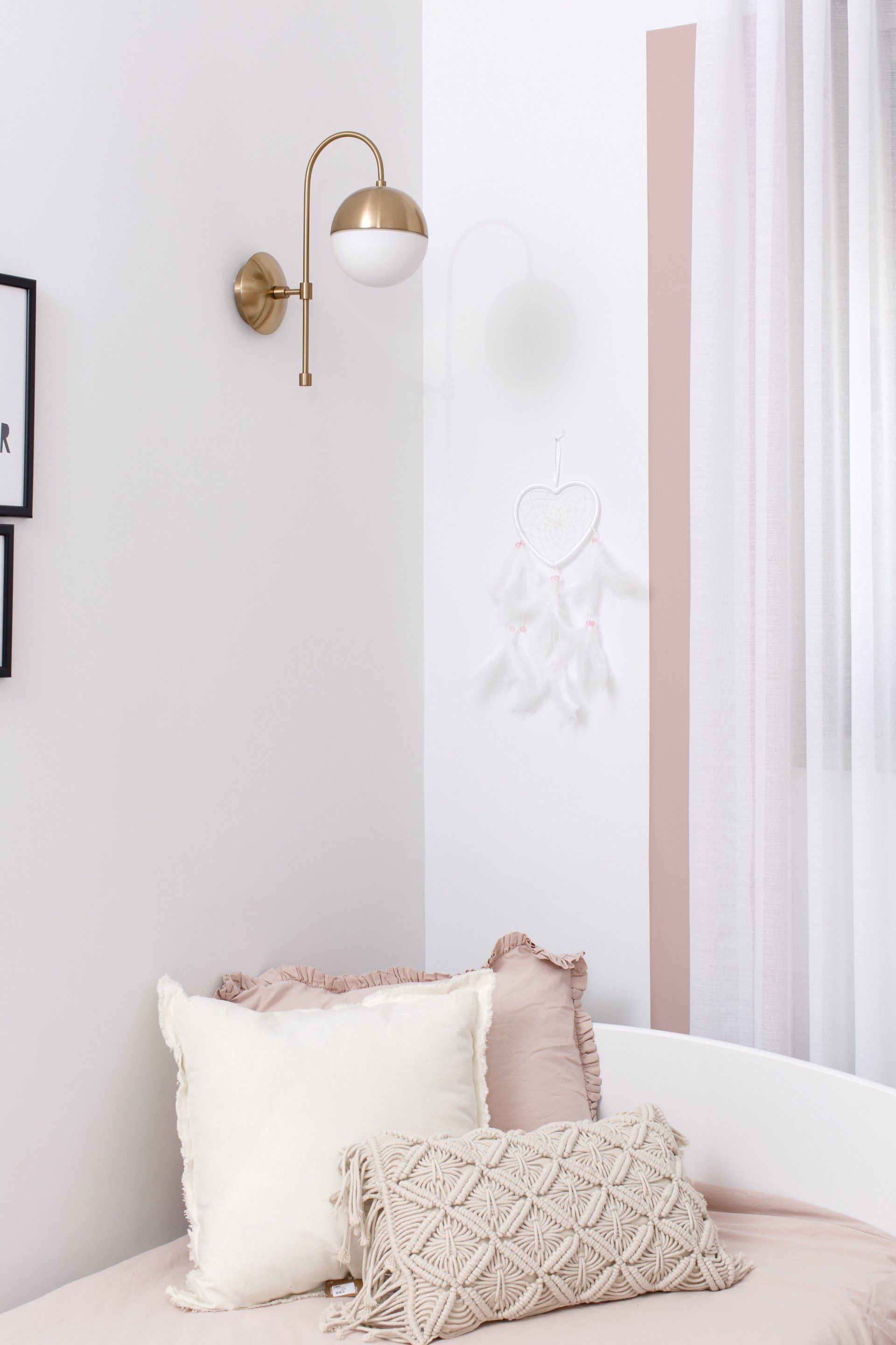 כריות נוי בצבע ורוד דהוי חדר ילדים נשי ועדין בגווני ורוד, משופץ מאפס עם אקססוריז זהב. ורוד ומתוק בעיצוב של מעצבת פנים ומלבישה בתים ג׳ני ויאליך jenyvstudio