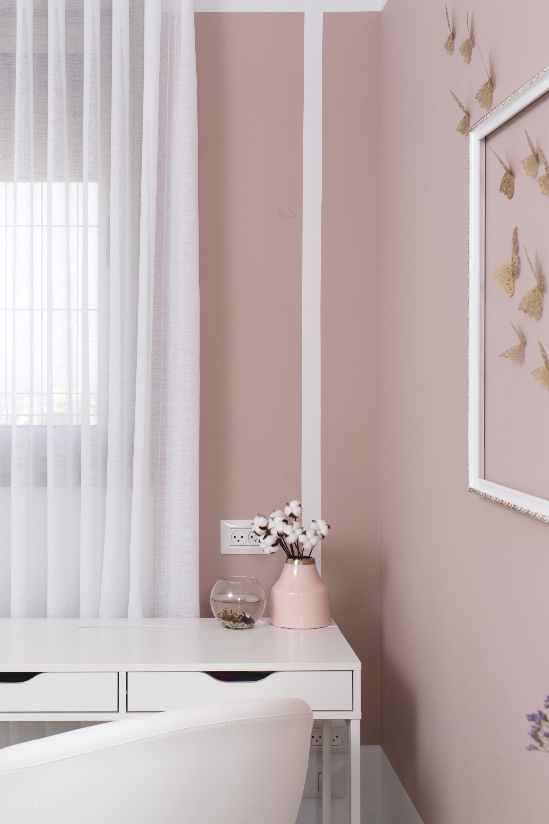 קישוט קיר פרפרים בצבע זהב חדר ילדים נשי ועדין בגווני ורוד, משופץ מאפס עם אקססוריז זהב. ורוד ומתוק בעיצוב של מעצבת פנים ומלבישה בתים ג׳ני ויאליך jenyvstudio