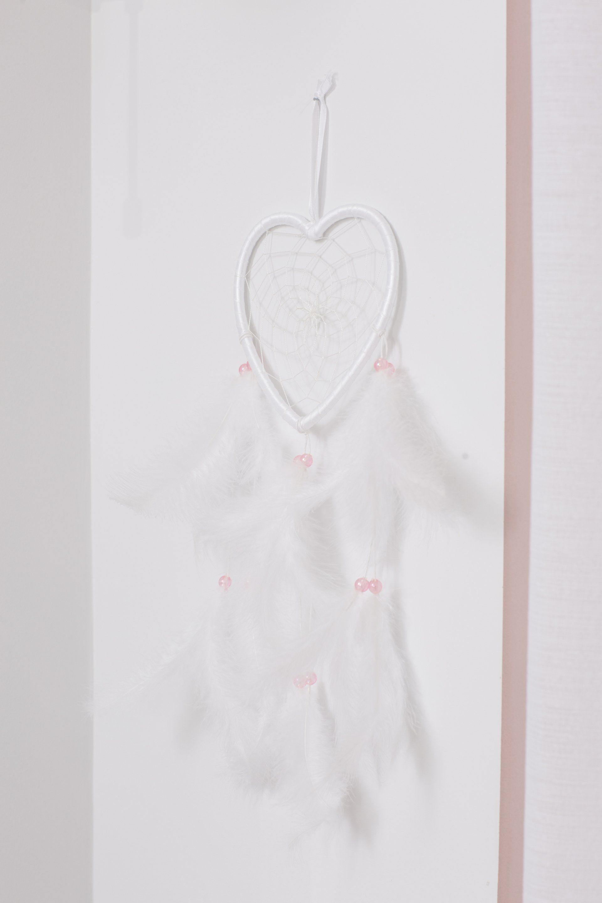 לוכד חלומות לקישוט חדר ילדות חדר ילדים נשי ועדין בגווני ורוד, משופץ מאפס עם אקססוריז זהב. ורוד ומתוק בעיצוב של מעצבת פנים ומלבישה בתים ג׳ני ויאליך jenyvstudio