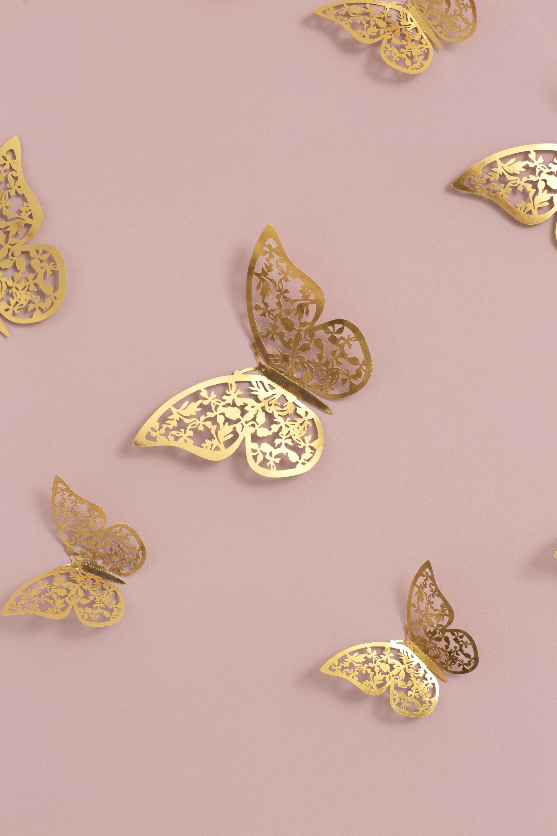 קישוט קיר פרפרים בצבע זהב חדר ילדים נשי ועדין בגווני ורוד, משופץ מאפס עם אקססוריז זהב. ורוד ומתוק בעיצוב של מעצבת פנים ומלבישה בתים ג׳ני ויאליך jenyvstudio