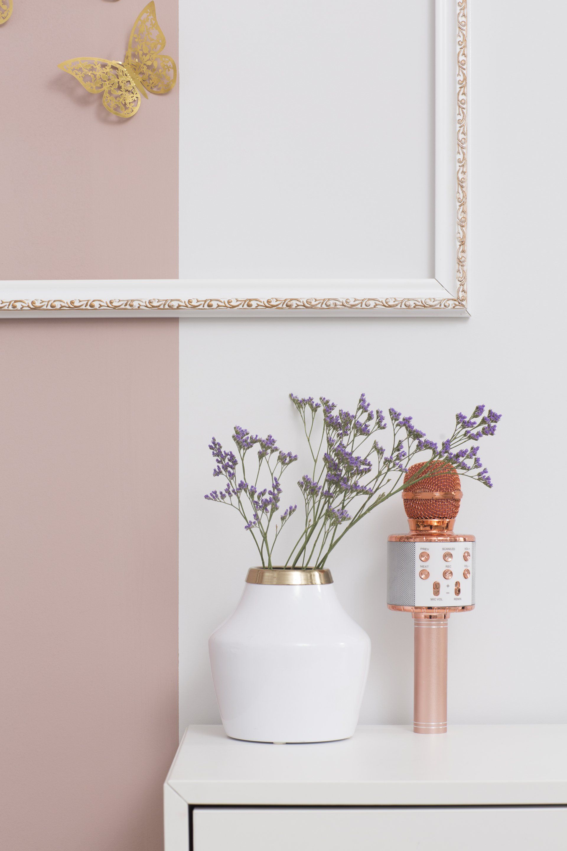 חדר ילדים נשי ועדין בגווני ורוד, משופץ מאפס עם אקססוריז זהב. ורוד ומתוק בעיצוב של מעצבת פנים ומלבישה בתים ג׳ני ויאליך jenyvstudio