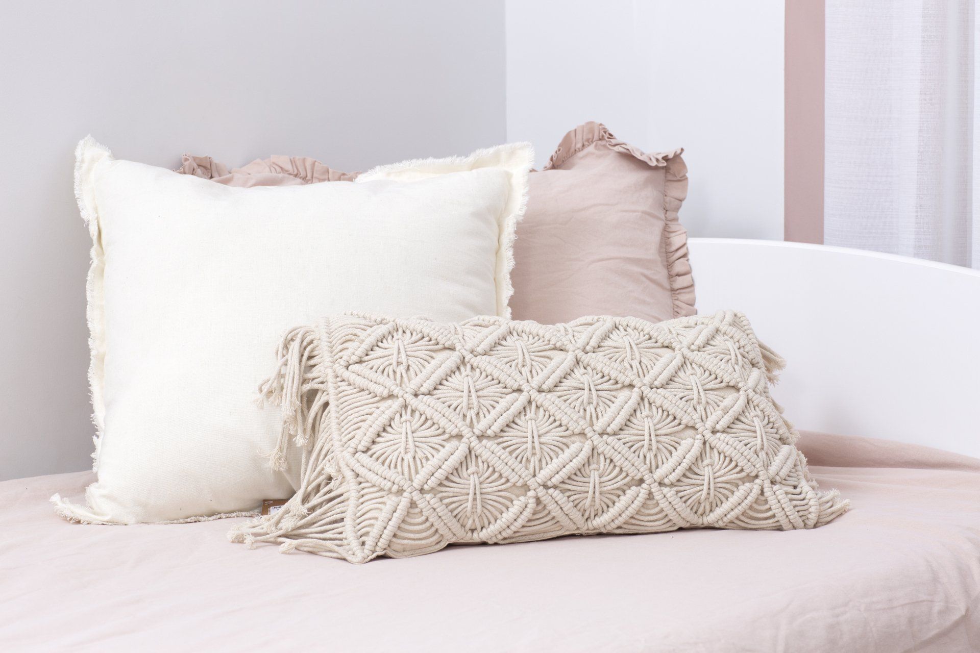 כריות נוי בצבע ורוד דהוי חדר ילדים נשי ועדין בגווני ורוד, משופץ מאפס עם אקססוריז זהב. ורוד ומתוק בעיצוב של מעצבת פנים ומלבישה בתים ג׳ני ויאליך jenyvstudio