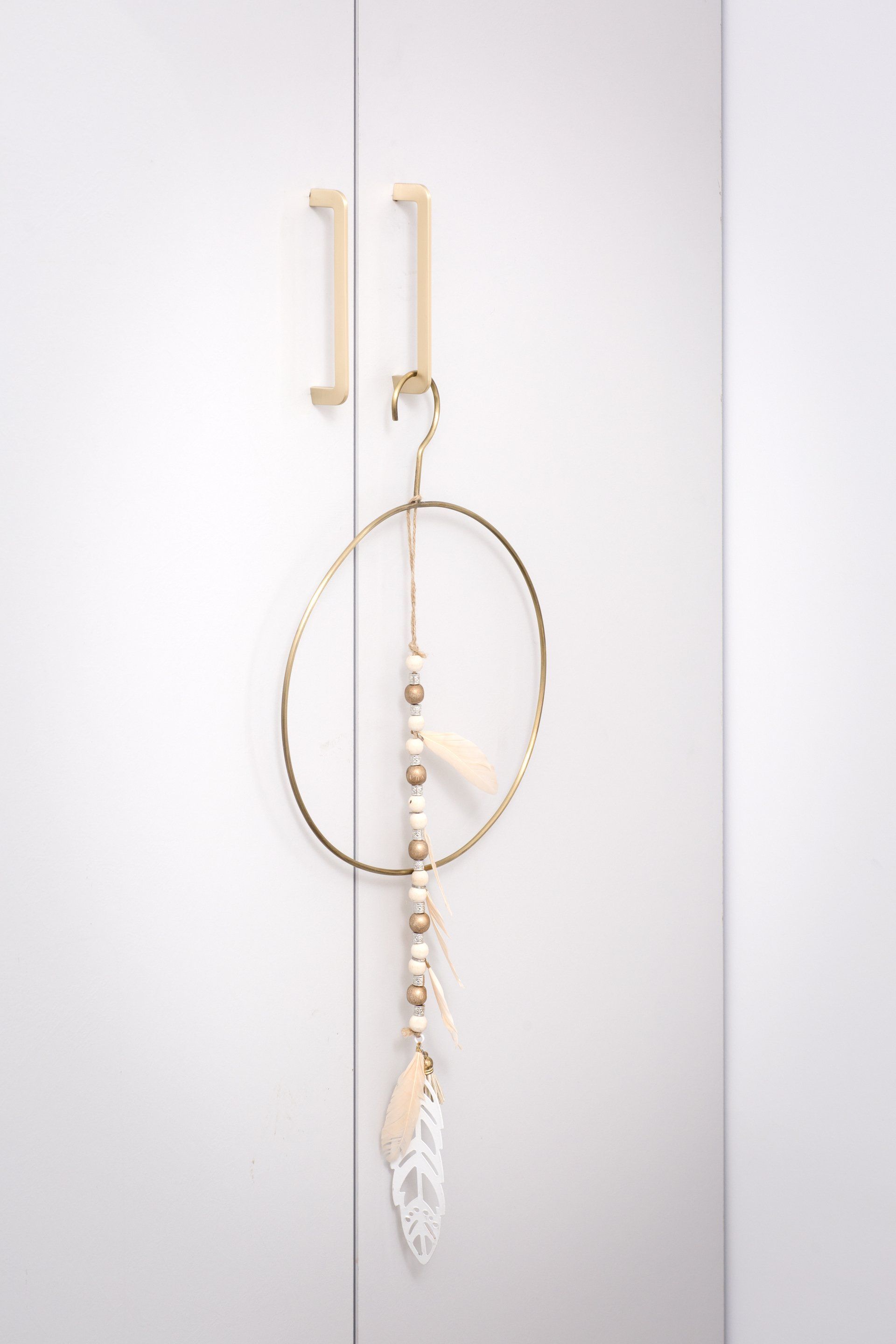 לוכד חלומות לקישוט חדר ילדות חדר ילדים נשי ועדין בגווני ורוד, משופץ מאפס עם אקססוריז זהב. ורוד ומתוק בעיצוב של מעצבת פנים ומלבישה בתים ג׳ני ויאליך jenyvstudio