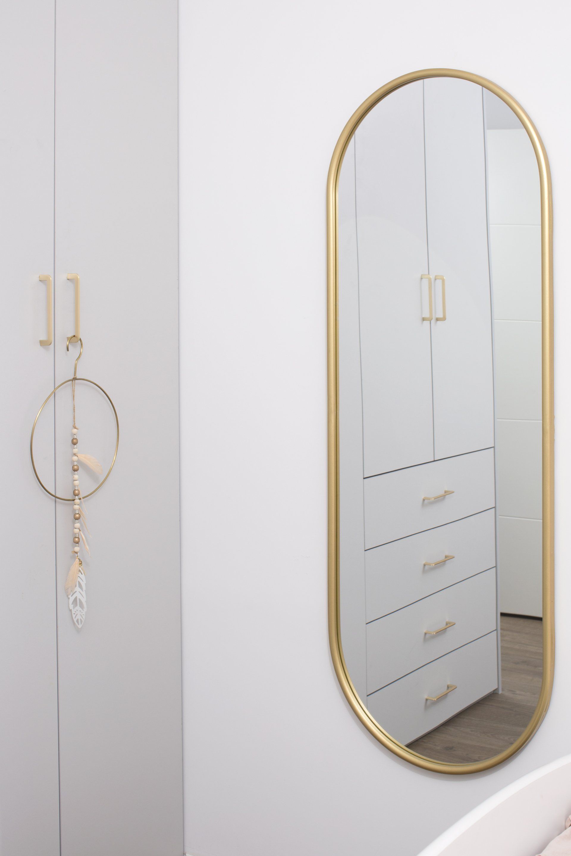 חדר ילדים נשי ועדין בגווני ורוד, משופץ מאפס עם אקססוריז זהב. ורוד ומתוק בעיצוב של מעצבת פנים ומלבישה בתים ג׳ני ויאליך jenyvstudio