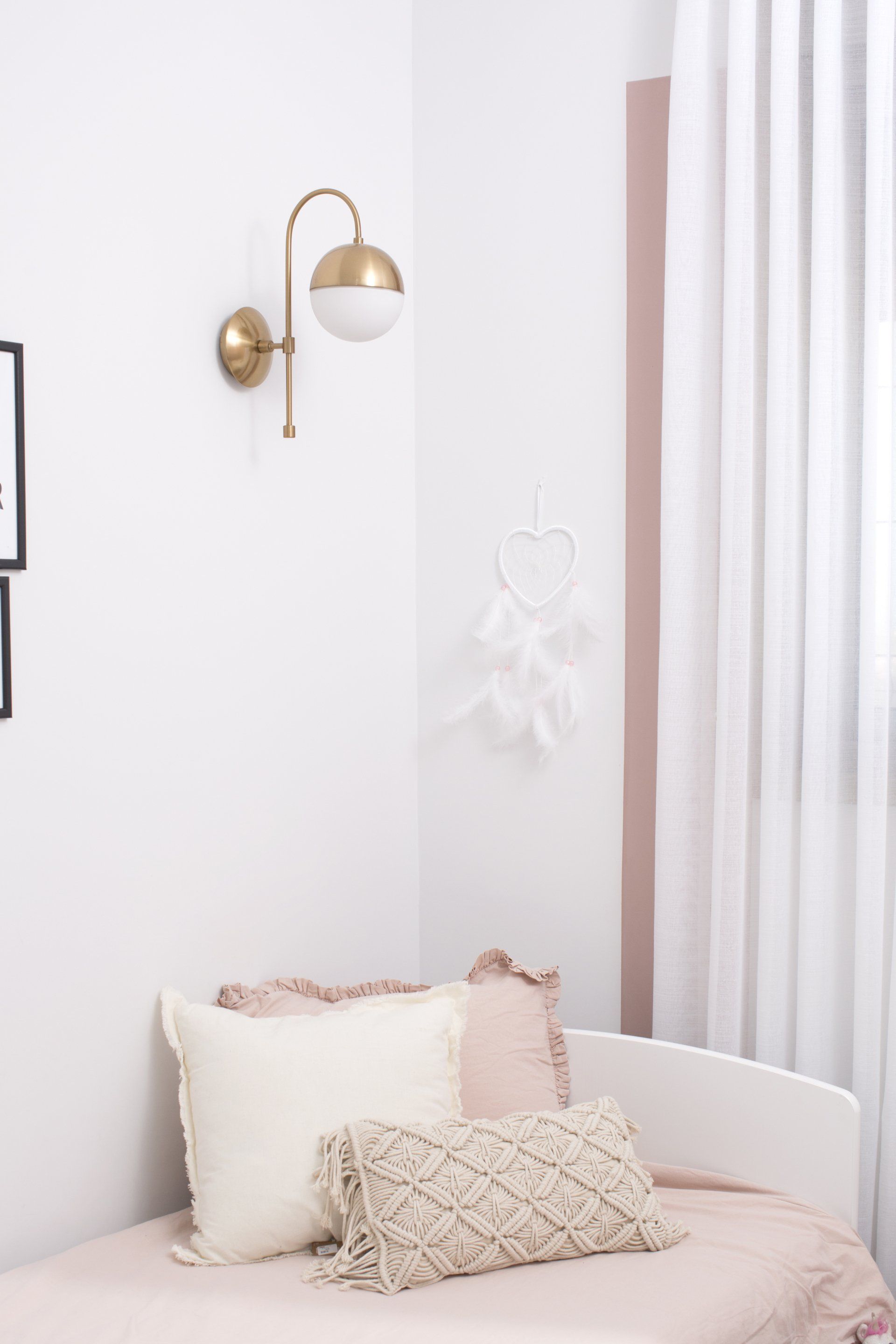 כריות נוי בצבע ורוד דהוי חדר ילדים נשי ועדין בגווני ורוד, משופץ מאפס עם אקססוריז זהב. ורוד ומתוק בעיצוב של מעצבת פנים ומלבישה בתים ג׳ני ויאליך jenyvstudio