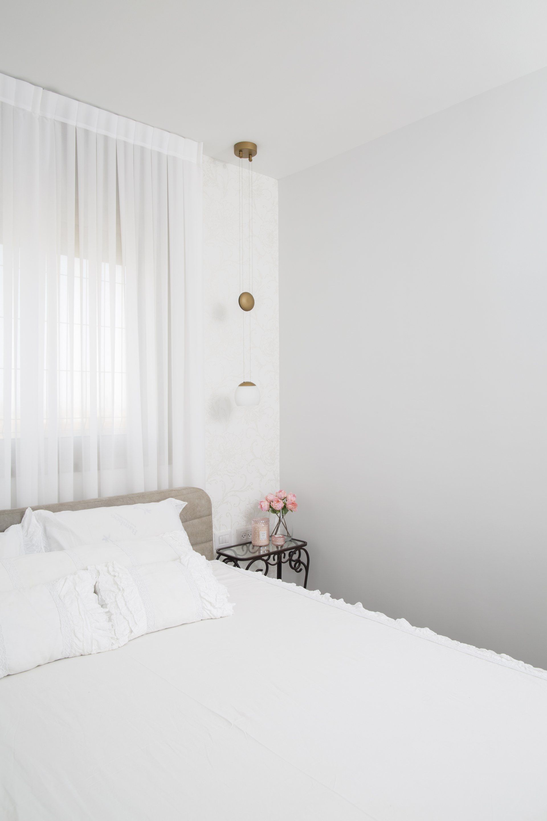 מצעים בסגנון וינטג׳ סוויטת הורים חדר שינה מפנק מזמין ורומנטי בגווני לבן.  זמן איכות להורים בעיצוב של מעצבת פנים ומלבישה בתים ג׳ני ויאליך jenyvstudio