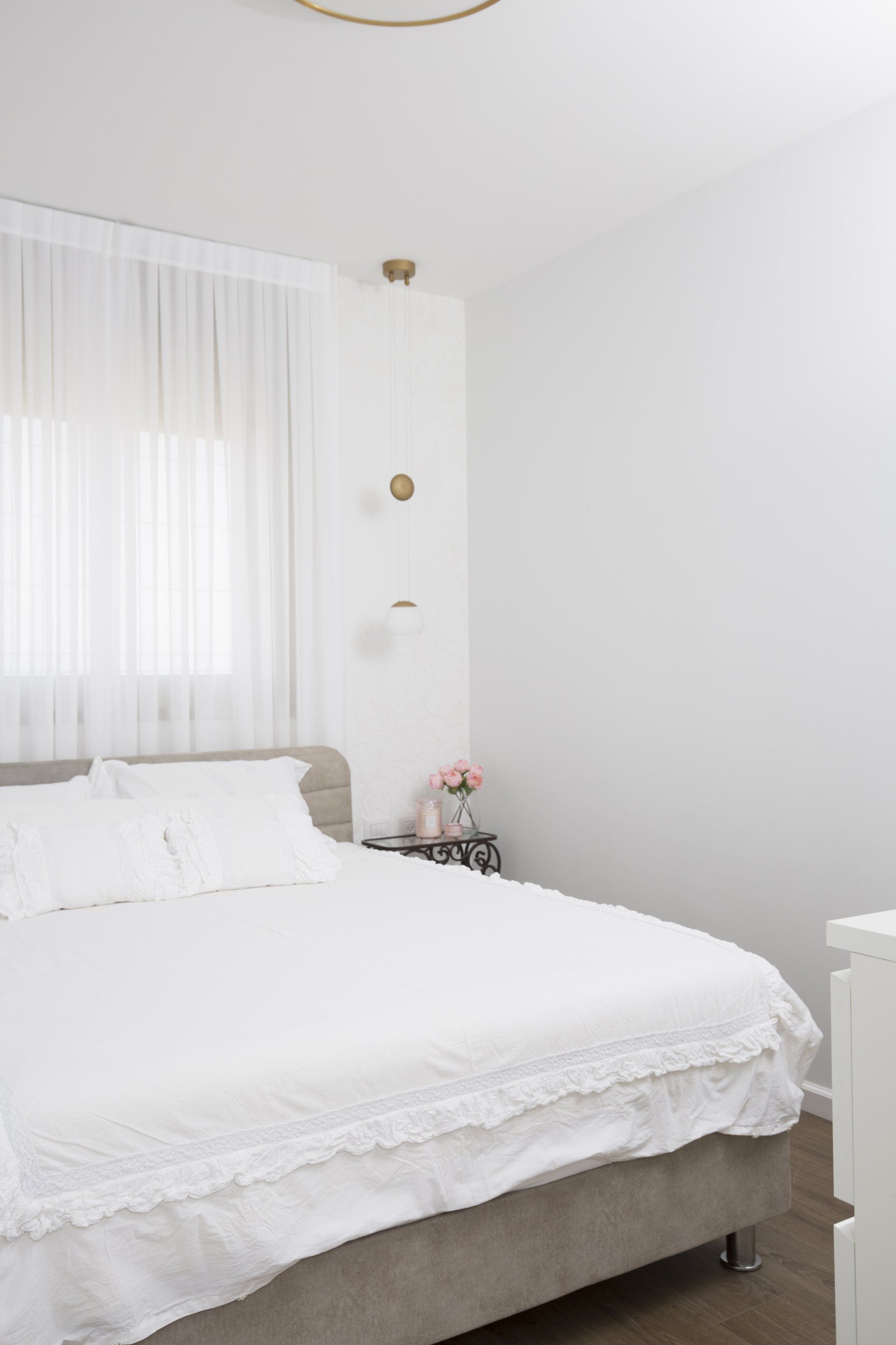 מצעים בסגנון וינטג׳ סוויטת הורים חדר שינה מפנק מזמין ורומנטי בגווני לבן.  זמן איכות להורים בעיצוב של מעצבת פנים ומלבישה בתים ג׳ני ויאליך jenyvstudio