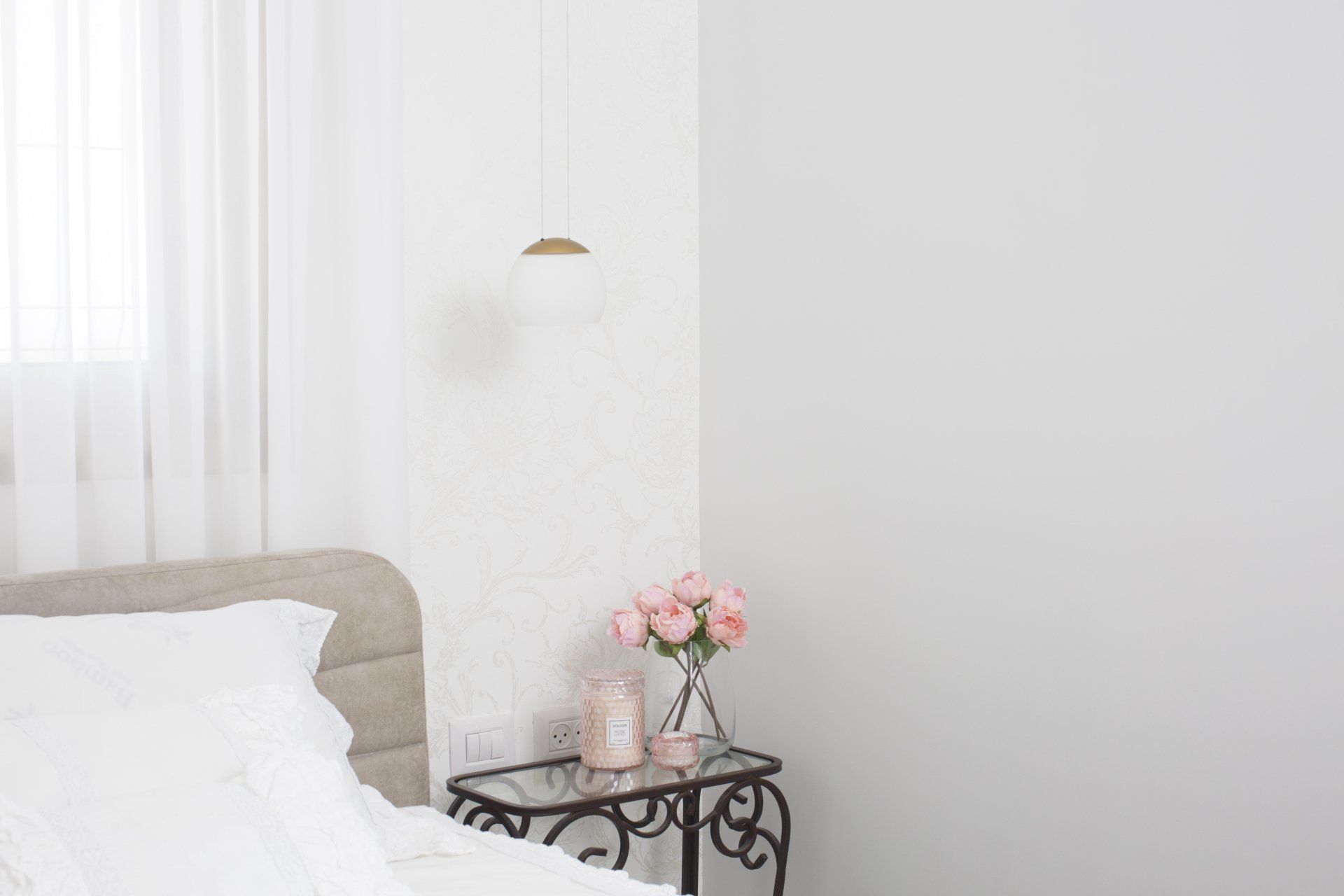 שידת מיטה בסגנון וינטאג׳ עם נגיעות ורוד סוויטת הורים חדר שינה מפנק מזמין ורומנטי בגווני לבן.  זמן איכות להורים בעיצוב של מעצבת פנים ומלבישה בתים ג׳ני ויאליך jenyvstudio