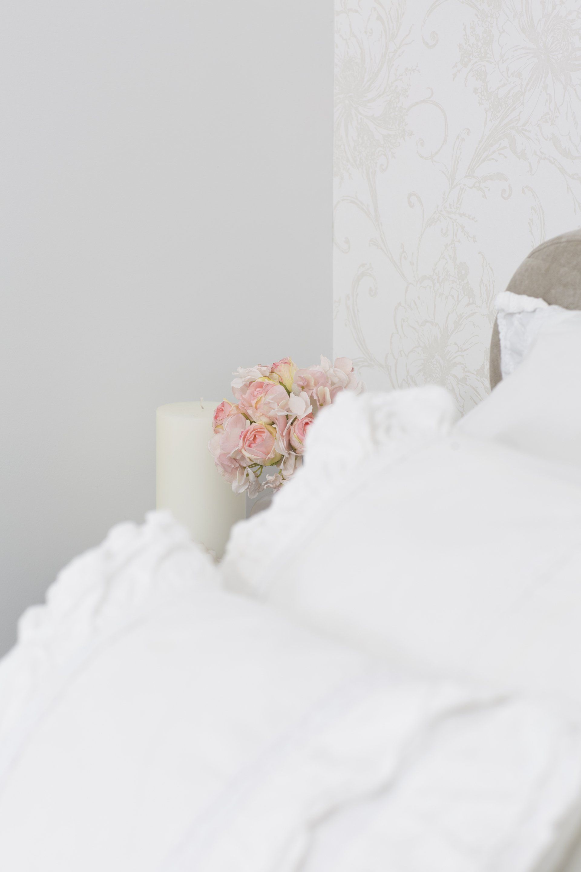 נרות, פרחים ואגרטלים לאוירה רומנטית סוויטת הורים חדר שינה מפנק מזמין ורומנטי בגווני לבן.  זמן איכות להורים בעיצוב של מעצבת פנים ומלבישה בתים ג׳ני ויאליך jenyvstudio