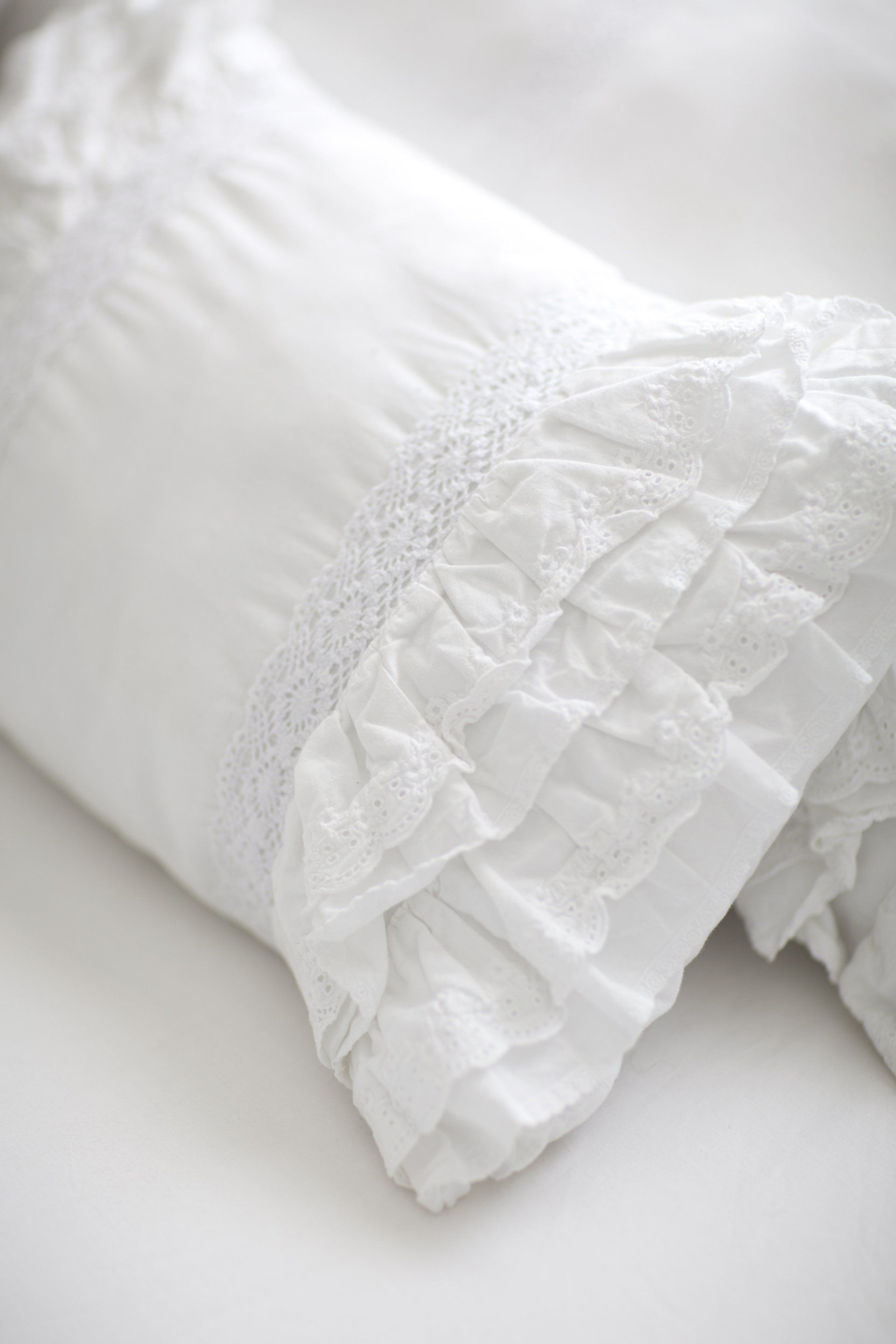 מצעים בסגנון וינטג׳ סוויטת הורים חדר שינה מפנק מזמין ורומנטי בגווני לבן.  זמן איכות להורים בעיצוב של מעצבת פנים ומלבישה בתים ג׳ני ויאליך jenyvstudio