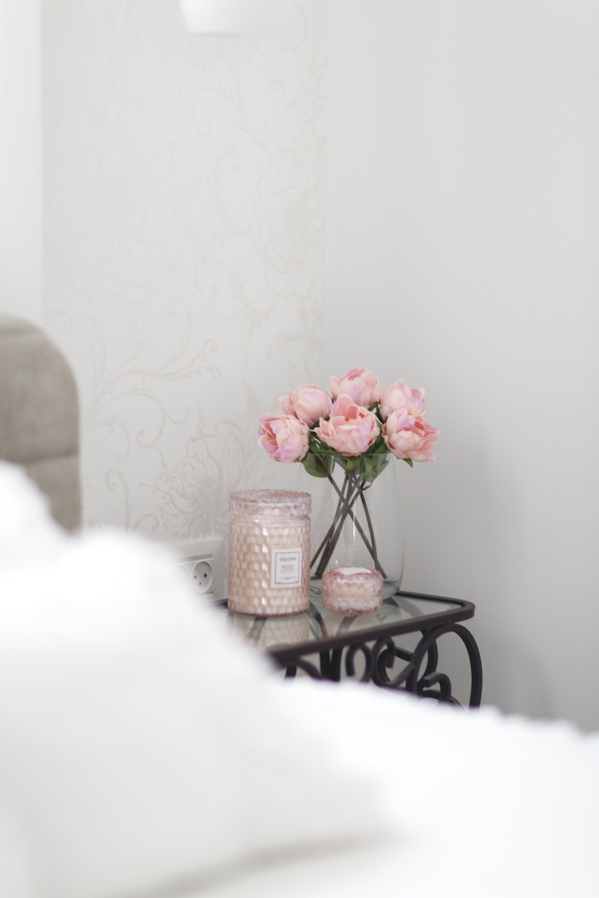 שידת מיטה בסגנון וינטאג׳ עם נגיעות ורוד סוויטת הורים חדר שינה מפנק מזמין ורומנטי בגווני לבן.  זמן איכות להורים בעיצוב של מעצבת פנים ומלבישה בתים ג׳ני ויאליך jenyvstudio