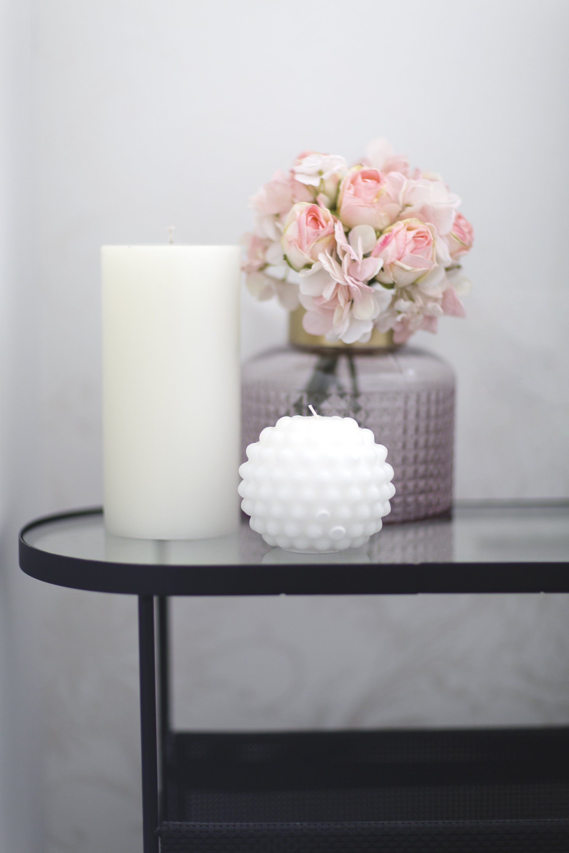 נרות, פרחים ואגרטלים לאוירה רומנטית סוויטת הורים חדר שינה מפנק מזמין ורומנטי בגווני לבן.  זמן איכות להורים בעיצוב של מעצבת פנים ומלבישה בתים ג׳ני ויאליך jenyvstudio