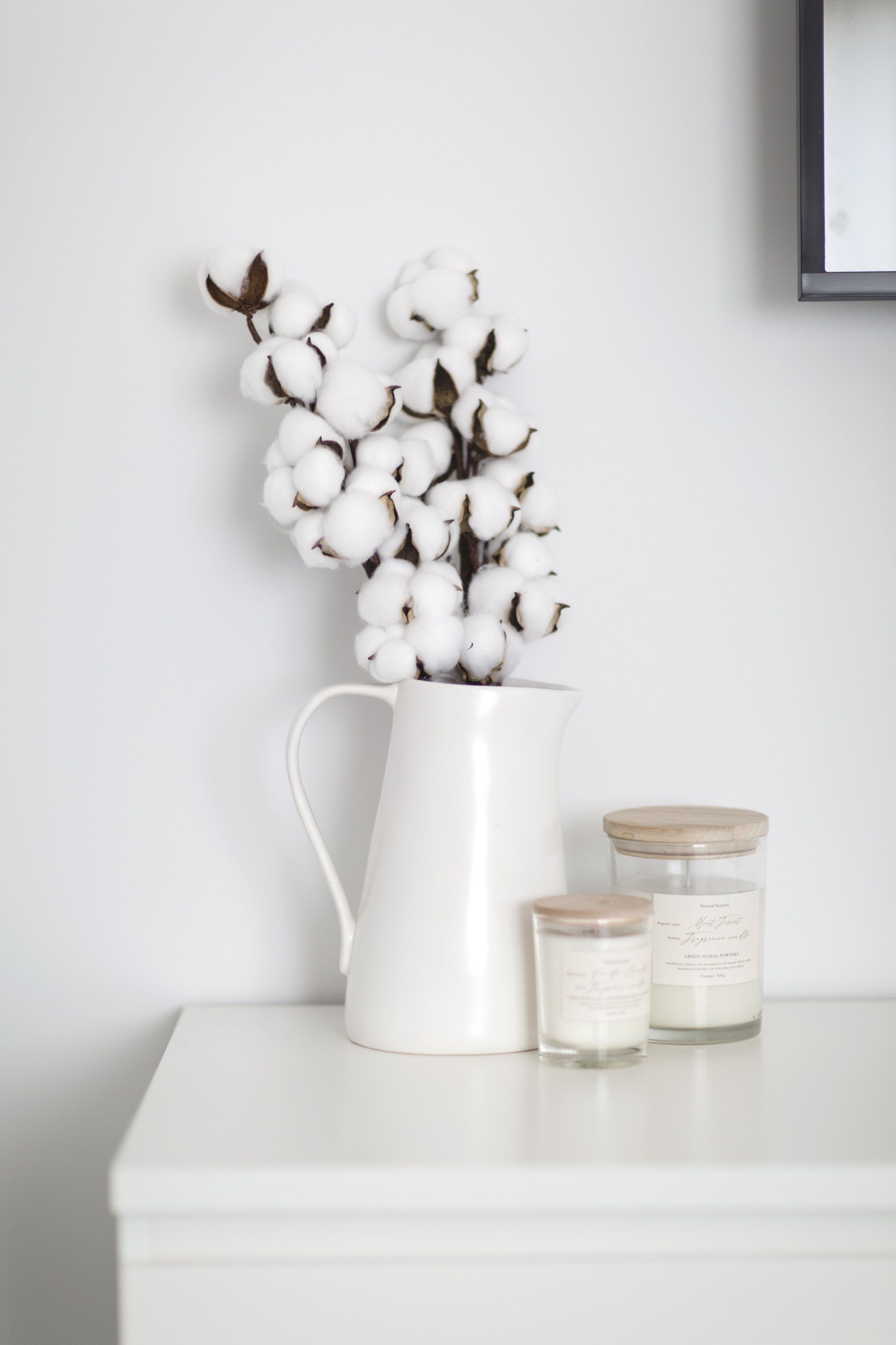 ענפי כותנה ונרות ריחניים חדר אמבטיה משופץ ומעוצב בסגנון אינדסטריאל בגוונים נייטלריים. חלל יפה ופרקטי.  זמן איכות להורים בעיצוב של מעצבת פנים ומלבישה בתים ג׳ני ויאליך jenyvstudio