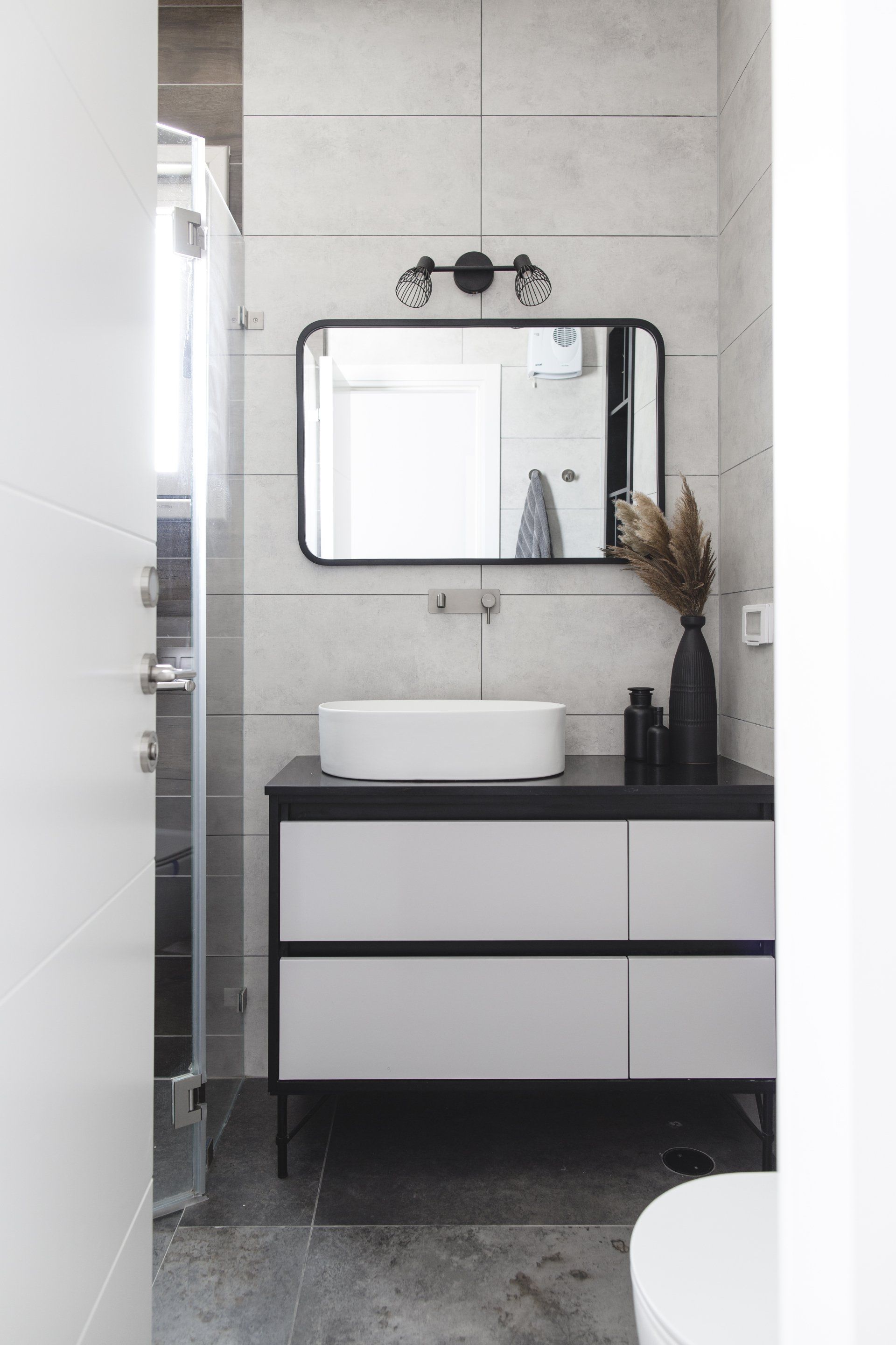 אלמנטים עיצוב בסגנון אינדסטריאל שיפוץ דירת קבלן, שיפוץ בית מלא. סלון, חדרי שינה, חדרי ילדים, חדרי הורים, אמבטיה ומקלחת. שילוב של רהיטים קיימים בעיצוב החדש שיפוץ קומפלט בעיצוב של מעצבת פנים ומלבישה בתים ג׳ני ויאליך jenyvstudio