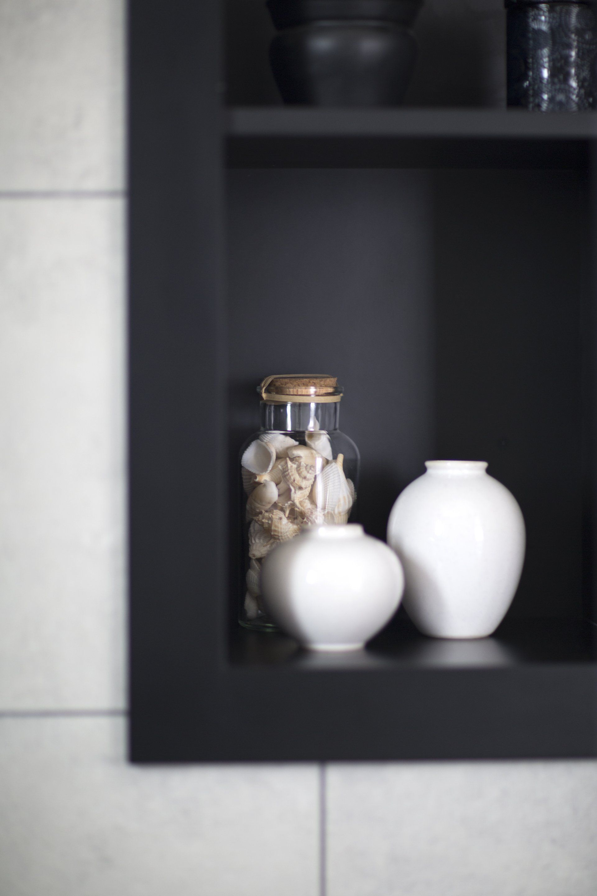 נרות, פרחים ואגרטלים לאוירה רומנטית סוויטת הורים חדר שינה מפנק מזמין ורומנטי בגווני לבן.  זמן איכות להורים בעיצוב של מעצבת פנים ומלבישה בתים ג׳ני ויאליך jenyvstudio