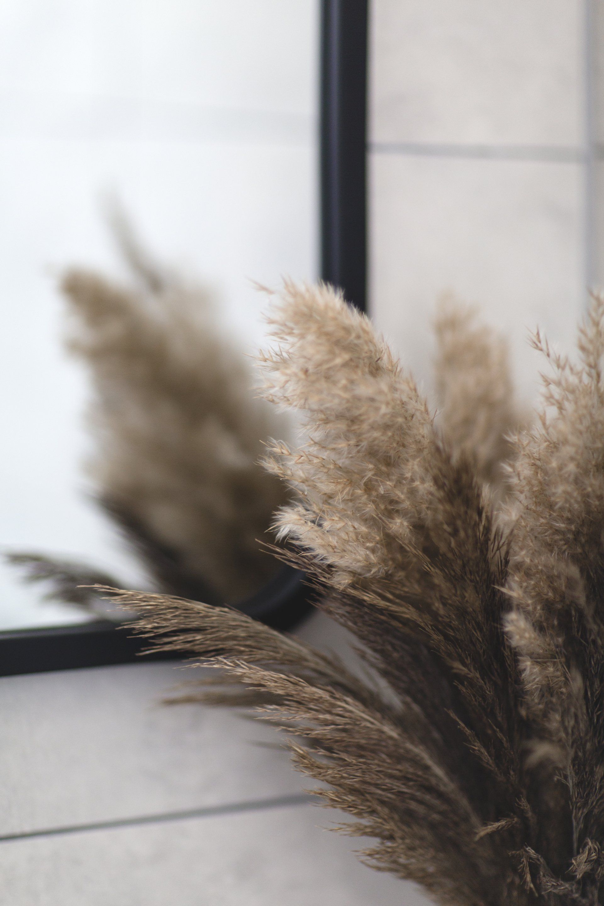 פמפס לעיצוב הבית חדר אמבטיה משופץ ומעוצב בסגנון אינדסטריאל בגוונים נייטלריים. חלל יפה ופרקטי.  זמן איכות להורים בעיצוב של מעצבת פנים ומלבישה בתים ג׳ני ויאליך jenyvstudio