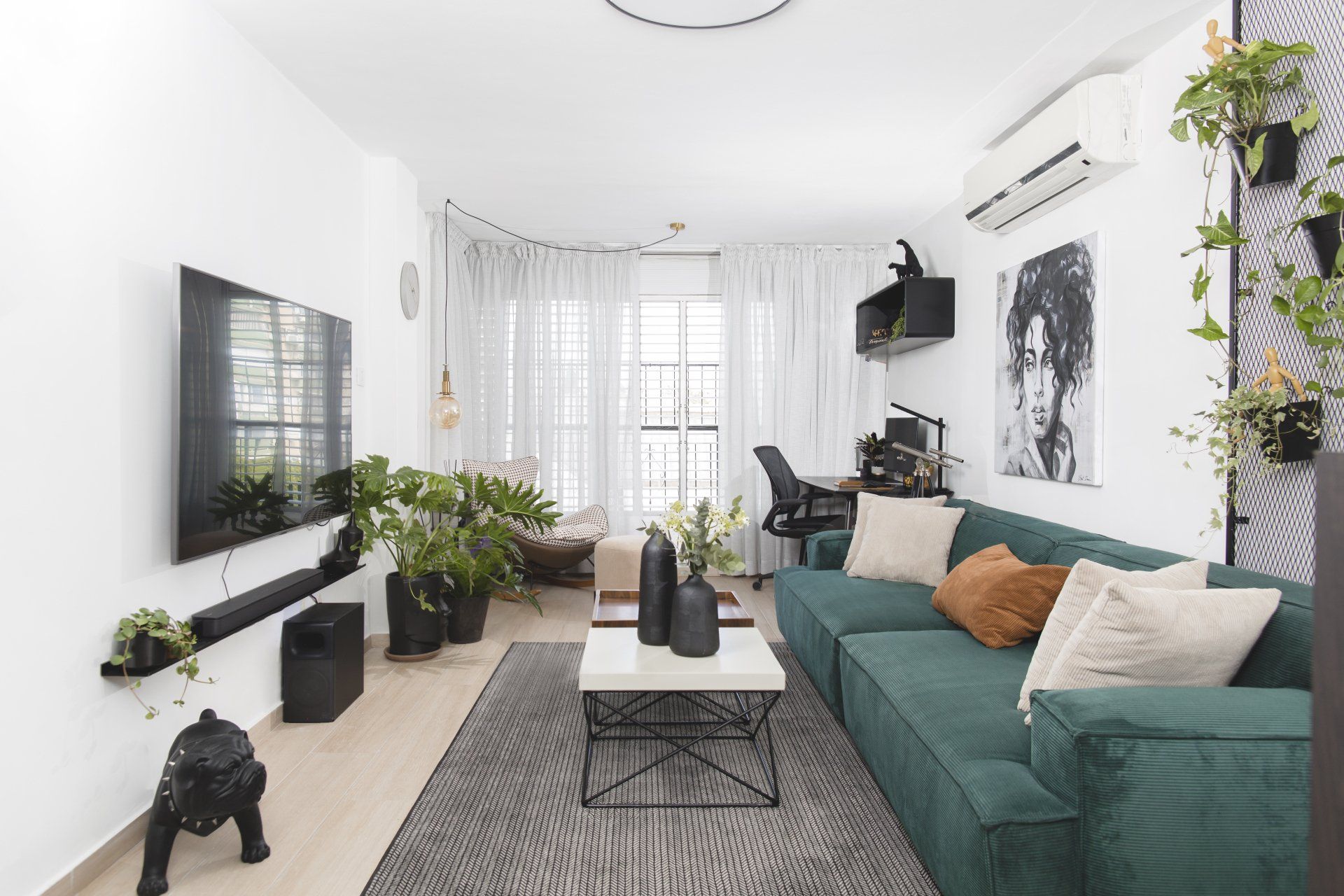 רשת שחורה, מתכת שחורה בעיצוב  חלל צבעוני ללא צבע בקירות בעיצוב של מעצבת פנים ומלבישה בתים ג׳ני ויאליך jenyvstudio