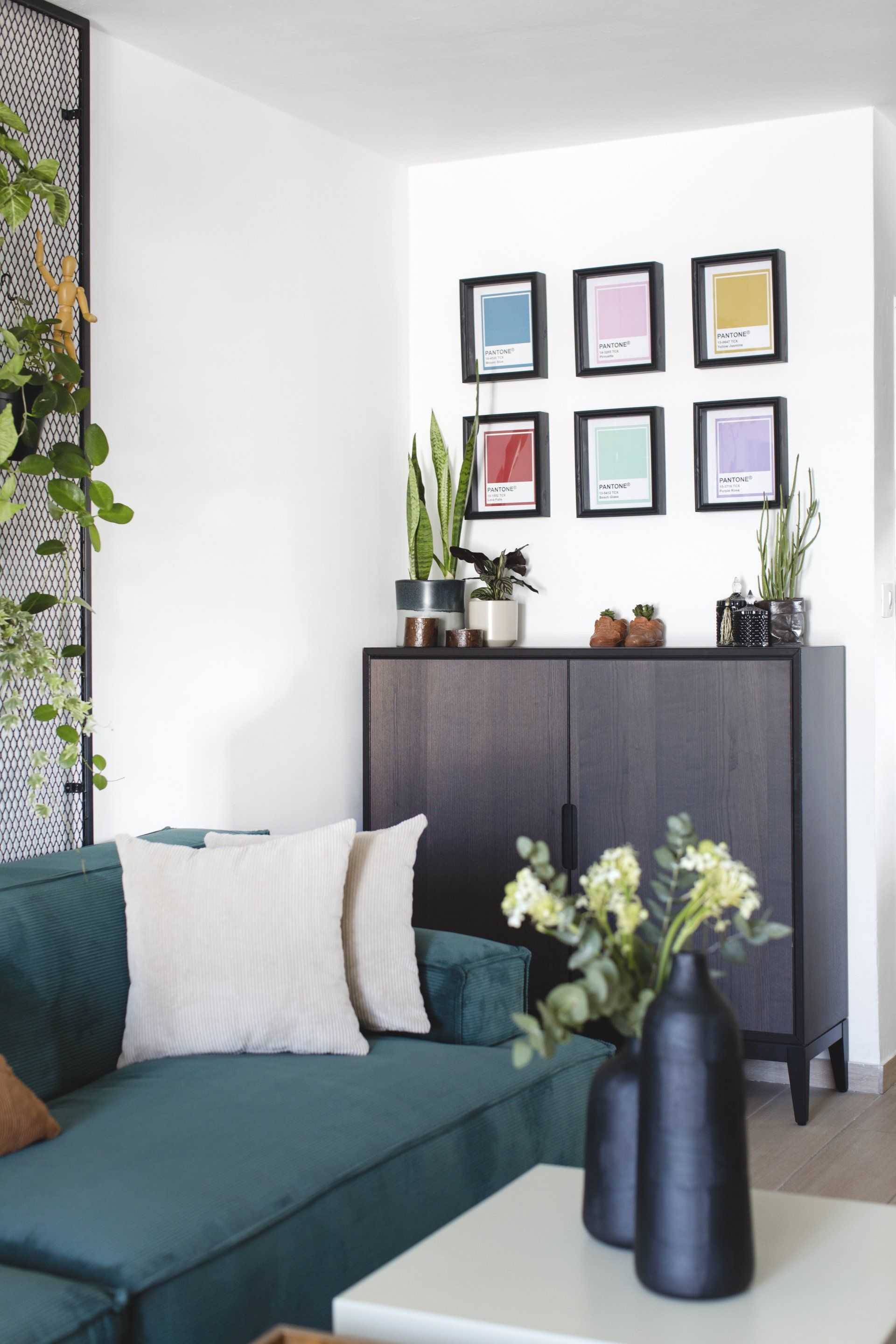 אומנות על הקיר  חלל צבעוני ללא צבע בקירות בעיצוב של מעצבת פנים ומלבישה בתים ג׳ני ויאליך jenyvstudio