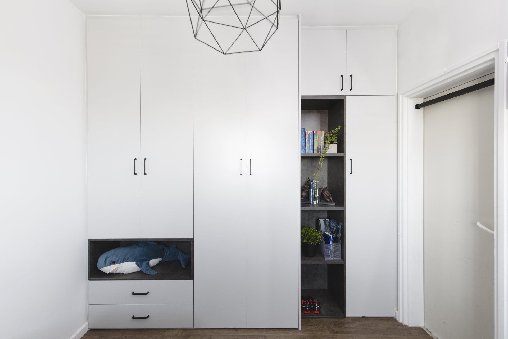 שיפוץ דירת קבלן, שיפוץ בית מלא. סלון, חדרי שינה, חדרי ילדים, חדרי הורים, אמבטיה ומקלחת. שילוב של רהיטים קיימים בעיצוב החדש שיפוץ קומפלט בעיצוב של מעצבת פנים ומלבישה בתים ג׳ני ויאליך jenyvstudio