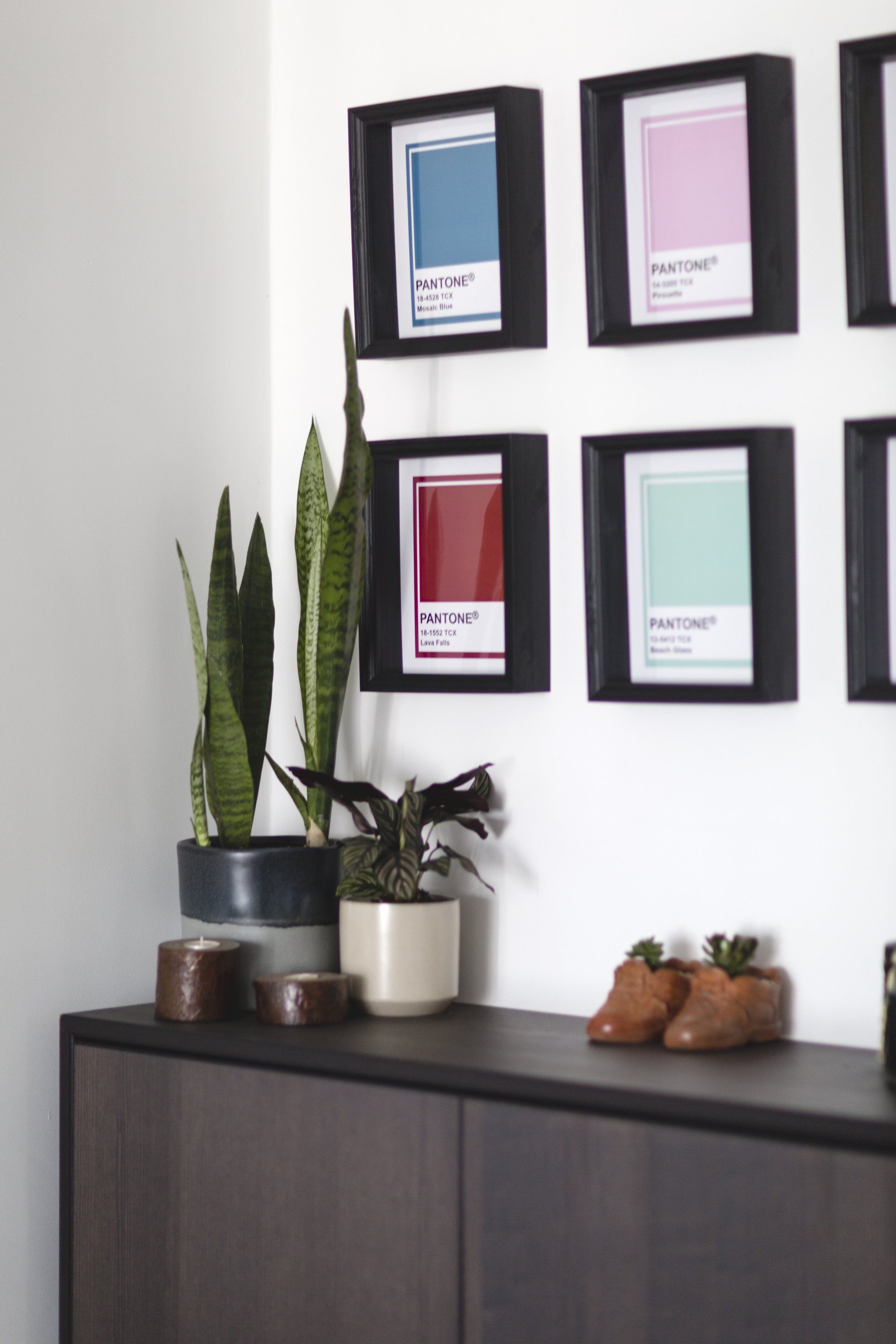 אומנות על הקיר  חלל צבעוני ללא צבע בקירות בעיצוב של מעצבת פנים ומלבישה בתים ג׳ני ויאליך jenyvstudio