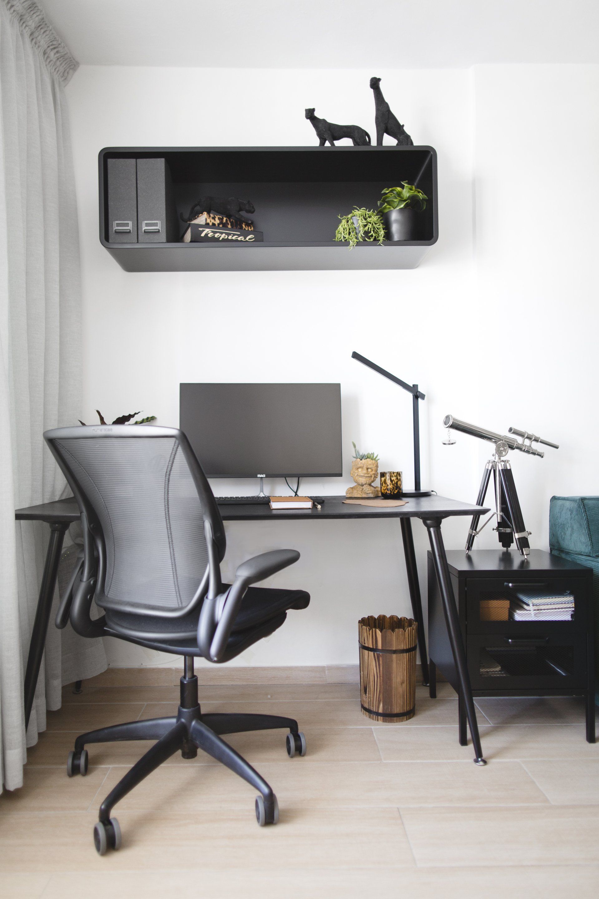 רשת שחורה, מתכת שחורה בעיצוב  חלל צבעוני ללא צבע בקירות בעיצוב של מעצבת פנים ומלבישה בתים ג׳ני ויאליך jenyvstudio