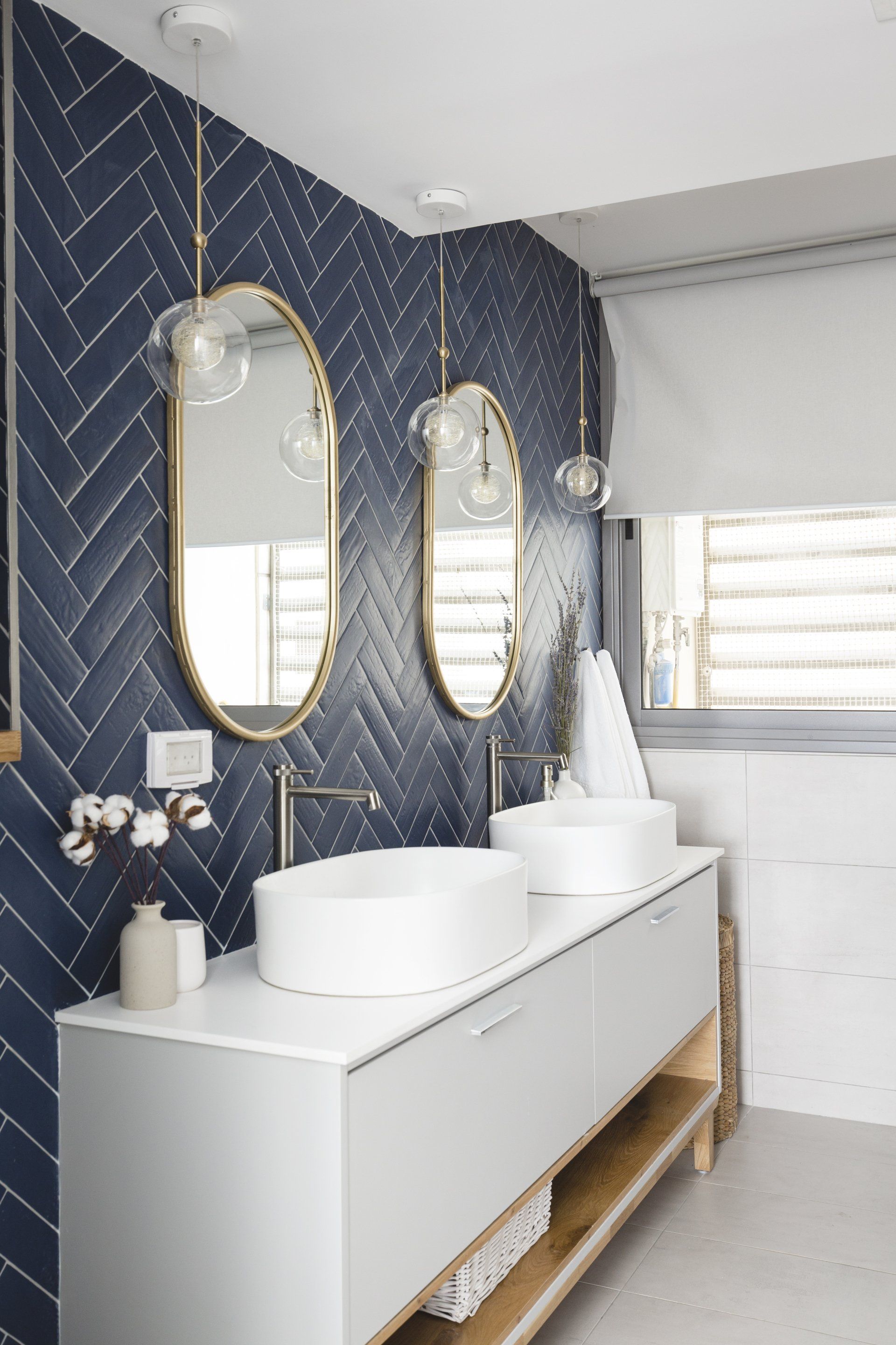 מקלחון בגווני כחול עם אלמנטים של זהב. חדר אמבטיה מודרני עם אסלה סמוייה שיפוץ דירת קבלן, שיפוץ בית מלא. סלון, חדרי שינה, חדרי ילדים, חדרי הורים, אמבטיה ומקלחת. שילוב של רהיטים קיימים בעיצוב החדש שיפוץ קומפלט בעיצוב של מעצבת פנים ומלבישה בתים ג׳ני ויאליך jenyvstudio