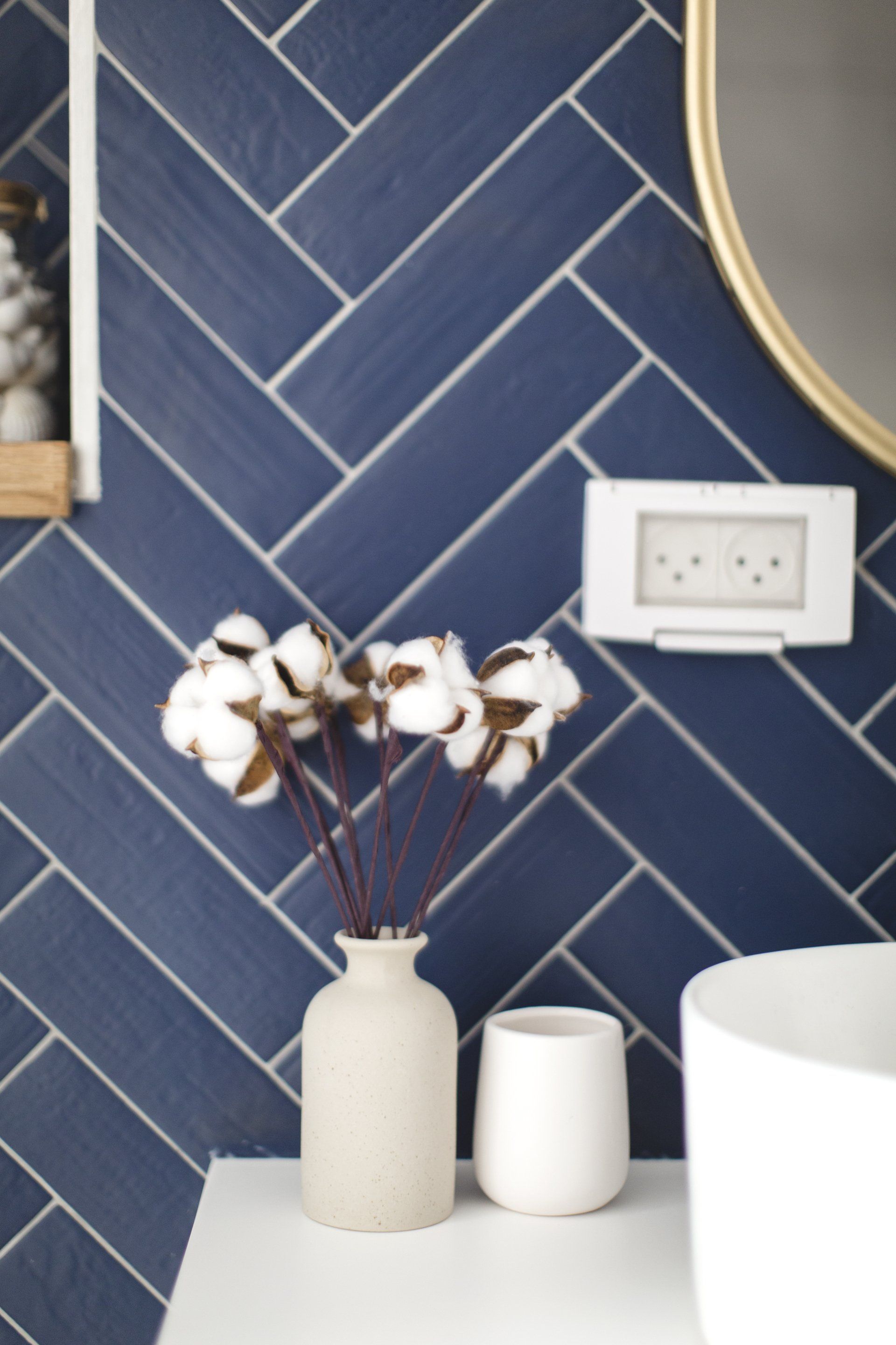 מראת חדר אמבטיה עם מסגרת זהב חדר אמבטיה בסגנון וינטג׳ וגבני כחול אוקיינוס. שיפוץ ועיצוב חדר אמבטיה ומקלחת. אסלה סמוייה. פינת כביסה מעוצבת. להרגיש בבית מלון ספא.  בניחוח אוקיינוס בעיצוב של מעצבת פנים ומלבישה בתים ג׳ני ויאליך jenyvstudio