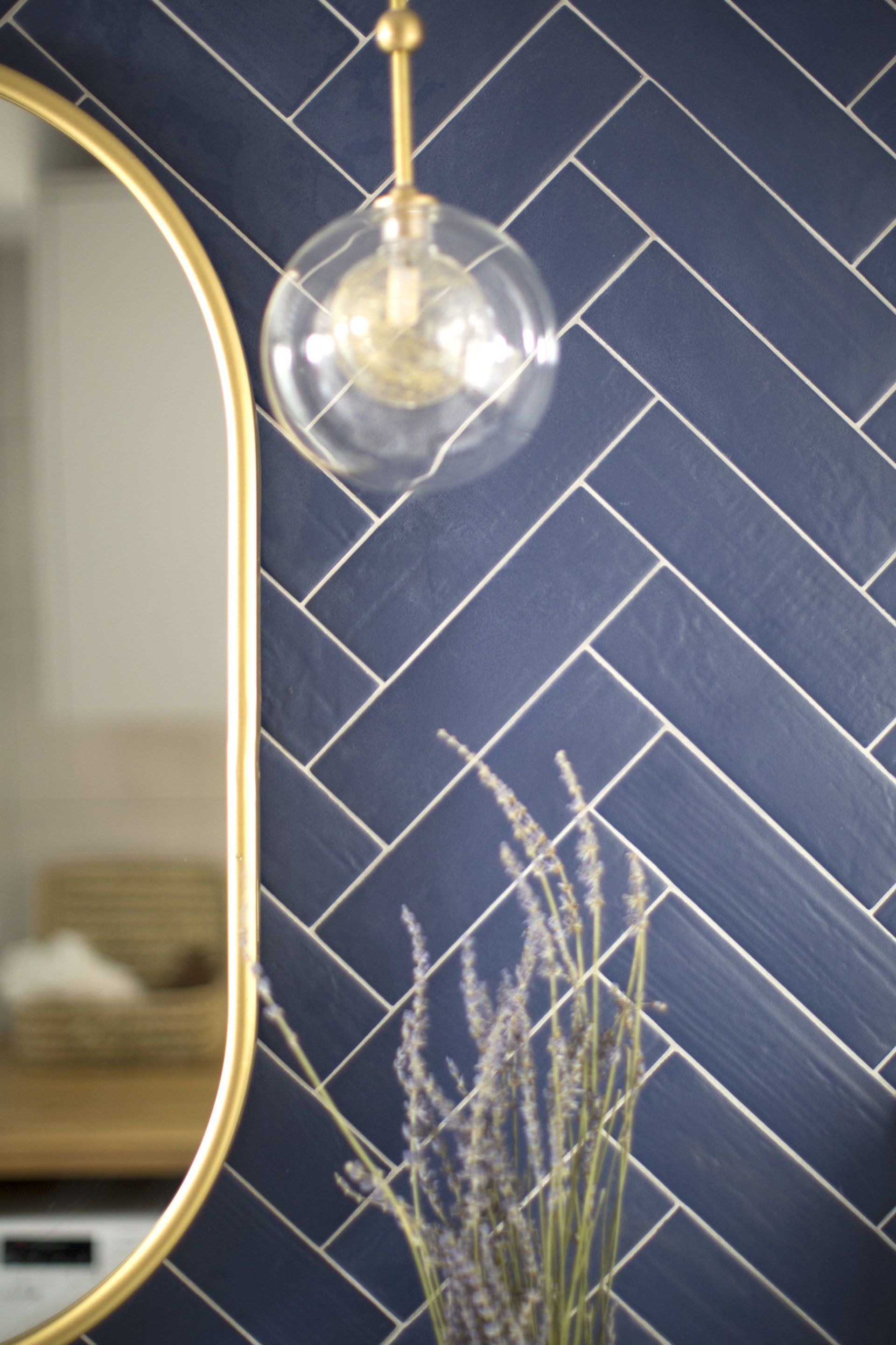 מראת חדר אמבטיה עם מסגרת זהב חדר אמבטיה בסגנון וינטג׳ וגבני כחול אוקיינוס. שיפוץ ועיצוב חדר אמבטיה ומקלחת. אסלה סמוייה. פינת כביסה מעוצבת. להרגיש בבית מלון ספא.  בניחוח אוקיינוס בעיצוב של מעצבת פנים ומלבישה בתים ג׳ני ויאליך jenyvstudio