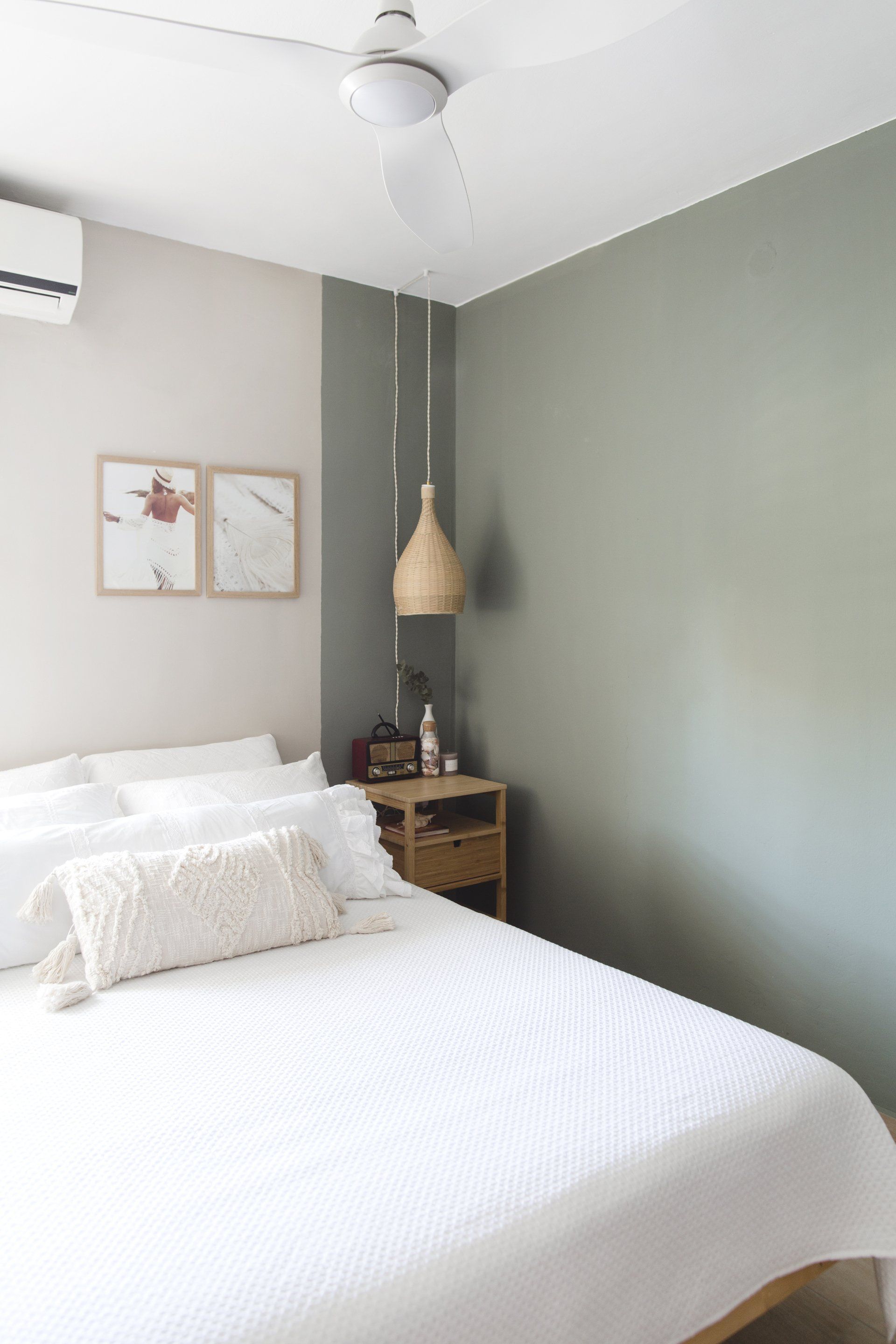 גופי תאורה מעוצבים הום סטיילינג של דירה אורבנית - סלון מעוצב עם ספת טורכיז והמון ירוק חופשי ובוהו שיקי בעיצוב של מעצבת פנים ומלבישה בתים ג׳ני ויאליך jenyvstudio